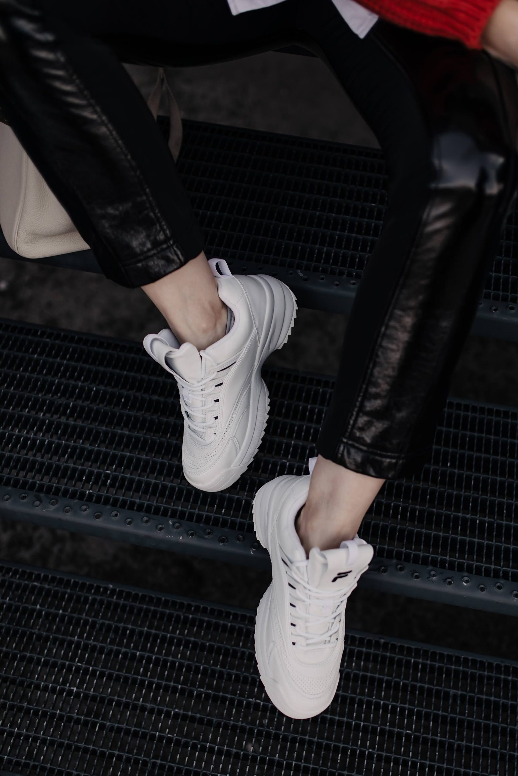 Du möchtest weiße #Sneakers kombinieren und bist auf der Suche nach Outfit-Inspirationen? Dann herzlich willkommen auf meinem #Modeblog, wo ich dir heute ein kleines Sneakers #Lookbook präsentiere. www.whoismocca.com #frühlingsoutfit #modetrends #alltagsoutfit