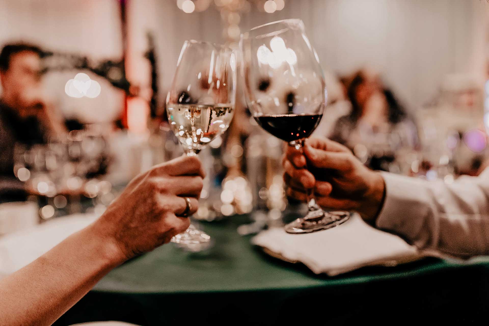 Wie entscheidet man sich für den perfekten Hochzeitswein, wenn man im Grunde nicht viel Ahnung von Wein hat? Wir trinken zwar gerne ab und zu Mal ein Gläschen Wein zum Essen, das war's dann aber auch schon wieder. Ich nehme dich heute mit auf unsere kleine Reise und erzähle dir, wie wir die "Welcher Wein für die Hochzeit?"-Frage beantwortet haben. www.whoismocca.com #hochzeitswein #herbsthochzeit #rotwein #weisswein