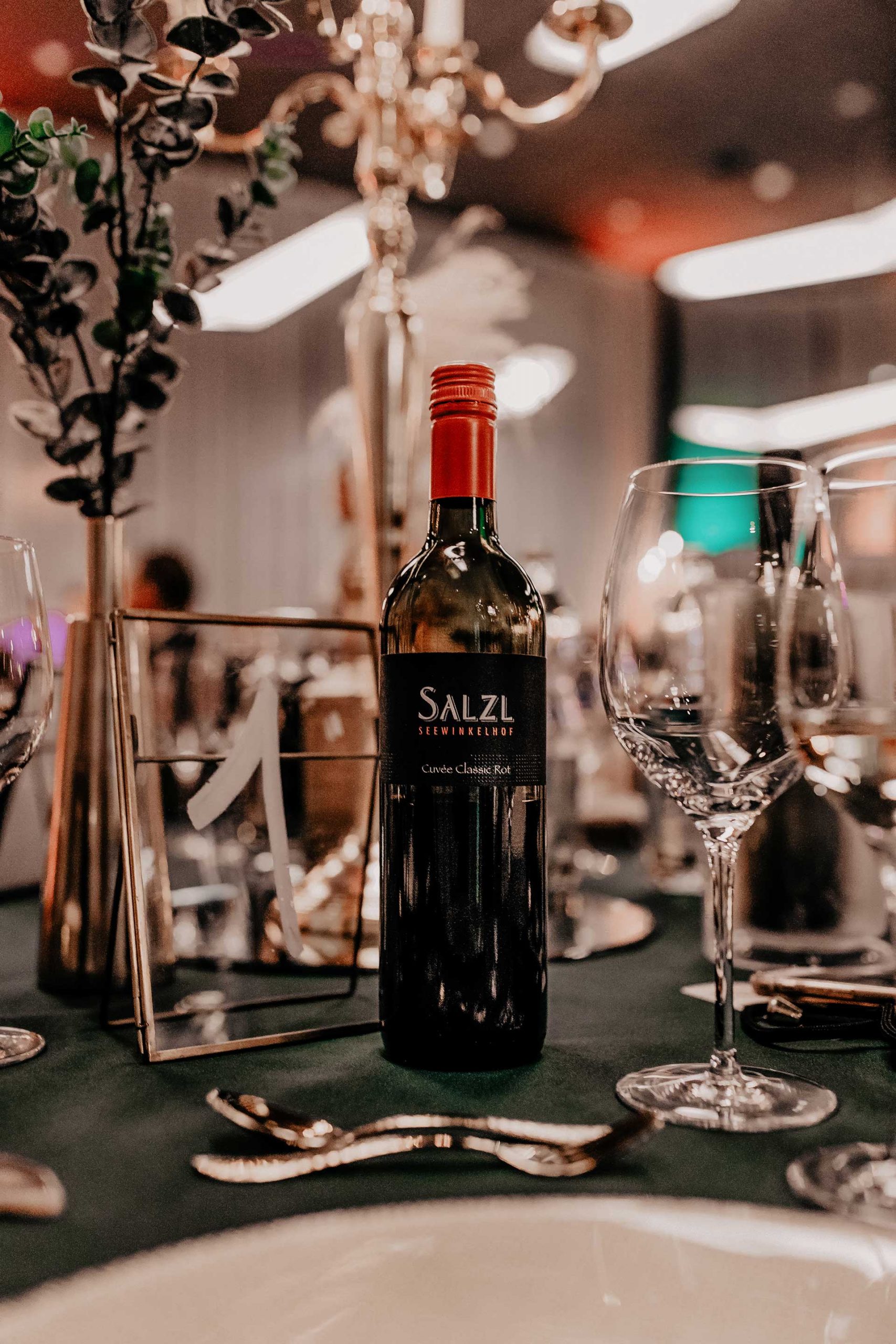 Wie entscheidet man sich für den perfekten Hochzeitswein, wenn man im Grunde nicht viel Ahnung von Wein hat? Wir trinken zwar gerne ab und zu Mal ein Gläschen Wein zum Essen, das war's dann aber auch schon wieder. Ich nehme dich heute mit auf unsere kleine Reise und erzähle dir, wie wir die "Welcher Wein für die Hochzeit?"-Frage beantwortet haben. www.whoismocca.com #hochzeitswein #herbsthochzeit #rotwein #weisswein