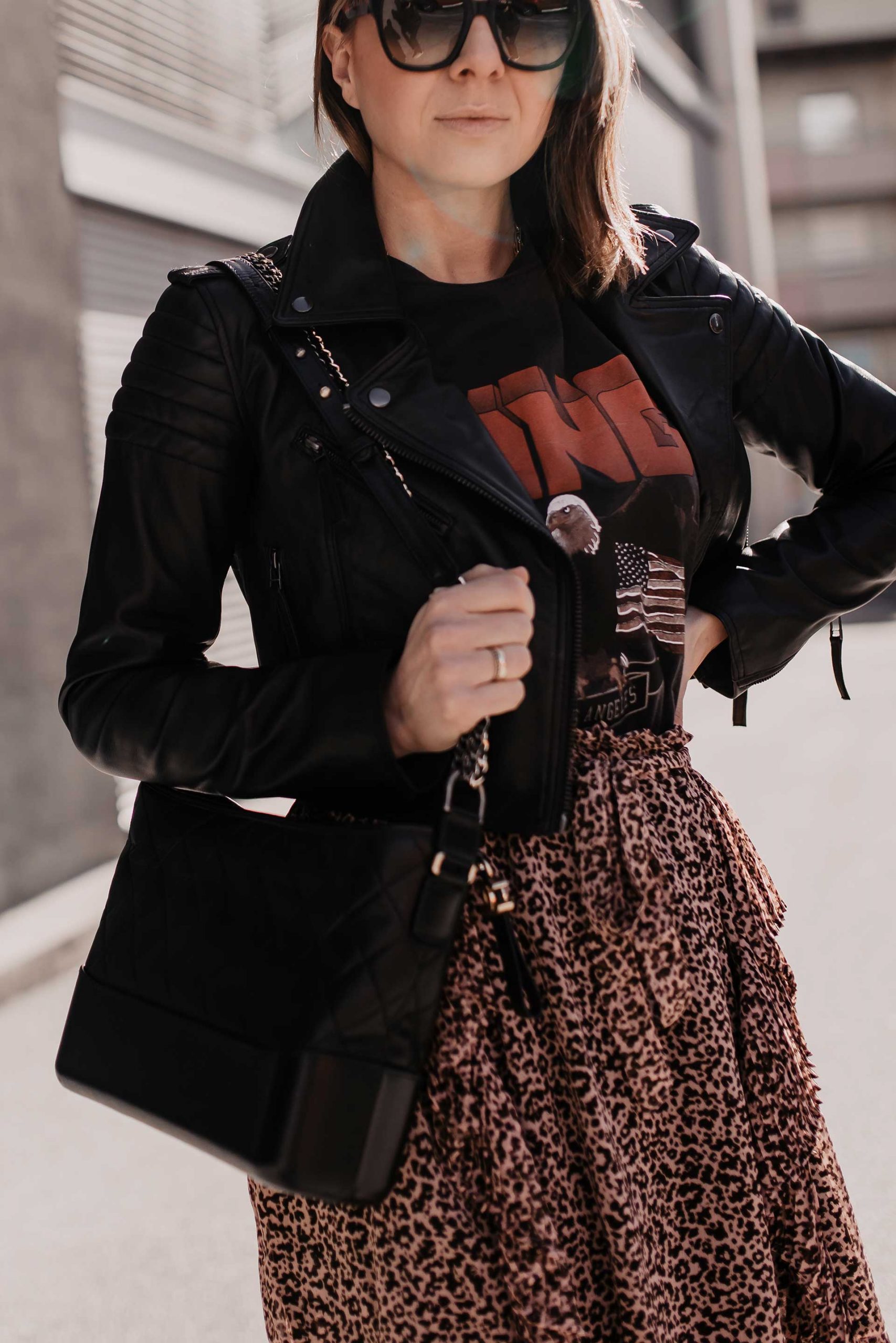 Am Modeblog findest du heute ein rockiges Outfit für den Alltag mit Anine Bing Shirt und Lederjacke. Außerdem verrate ich dir 4 Tipps und Grundlagen, damit du ein schönes rockiges Outfit kombinieren kannst. www.whoismocca.com #outfitidee #leorock #lederjacke #frühlingsoutfit