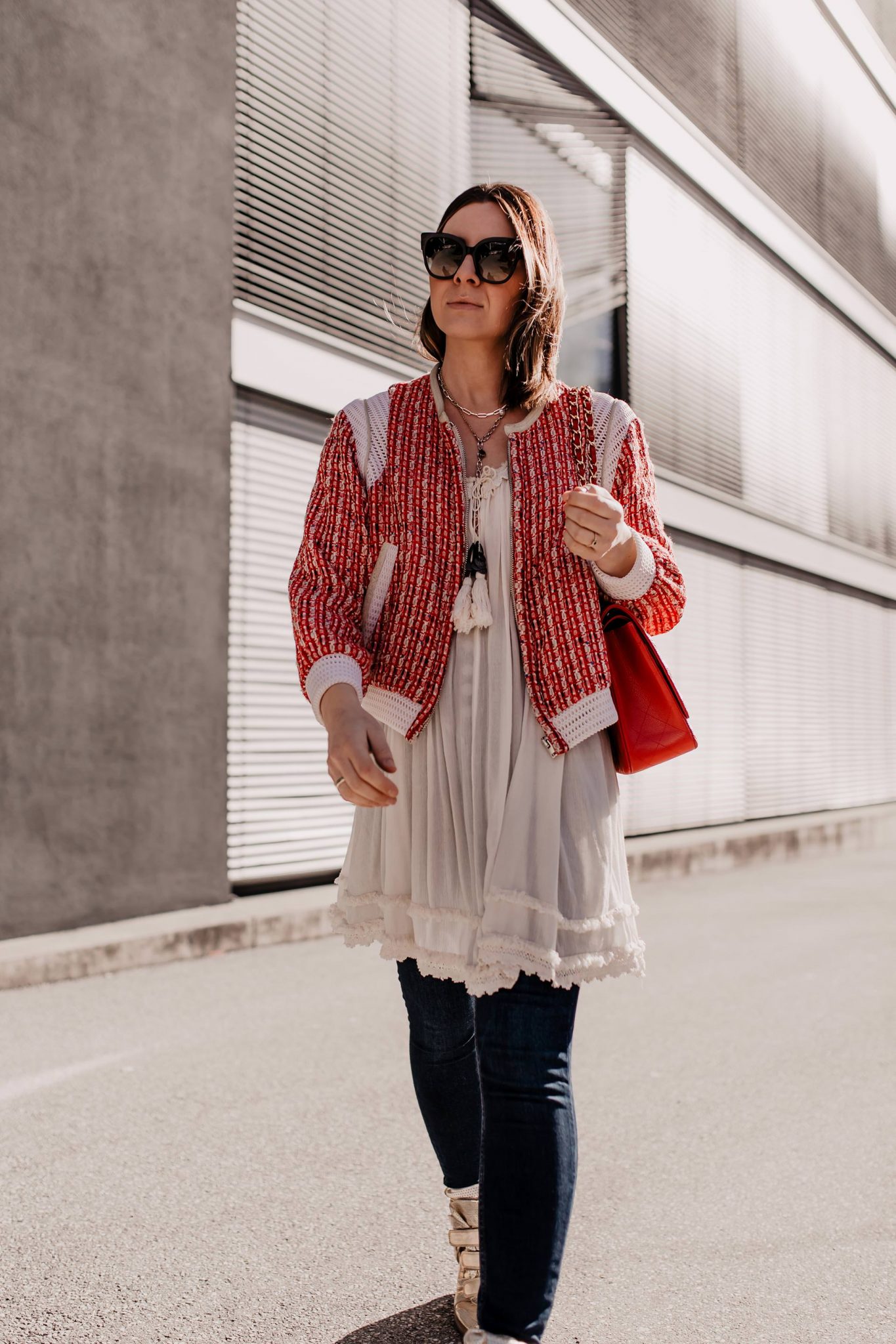 Tunika Kombinieren Im Fr hling Mit Jeans Und Sneaker Wedges tunika-kombinieren-im-fr-hling-mit-jeans-und-sneaker-wedges