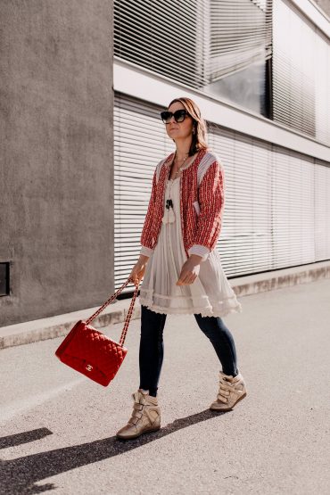 Tunika kombinieren im Frühling mit Jeans und Sneaker Wedges Tunika kombinieren im Frühling mit Jeans und Sneaker Wedges