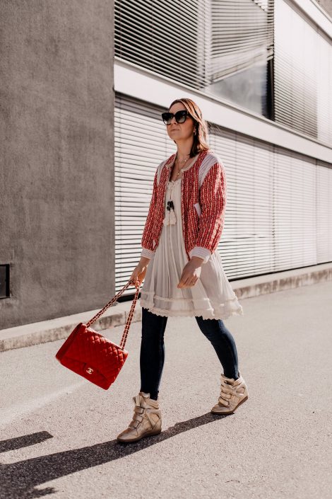 Tunika kombinieren im Frühling mit Jeans und Sneaker Wedges Tunika kombinieren im Frühling mit Jeans und Sneaker Wedges