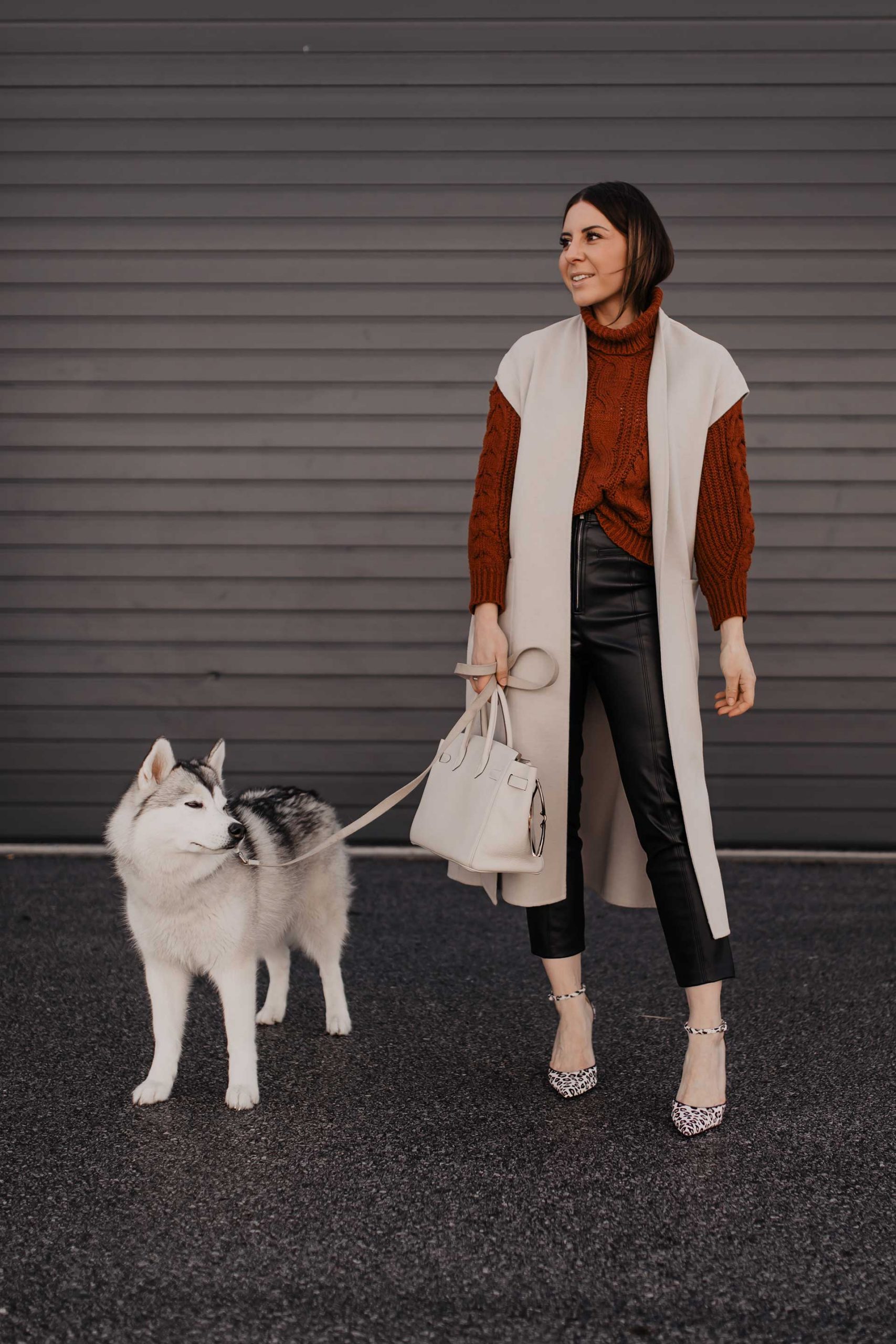 Heute gibt's auf meinem Modeblog ein Herbst Outfit mit Lederhose. Außerdem zeige ich dir, wie gut du eine lange Weste kombinieren kannst. www.whoismocca.com #herbstoutfit