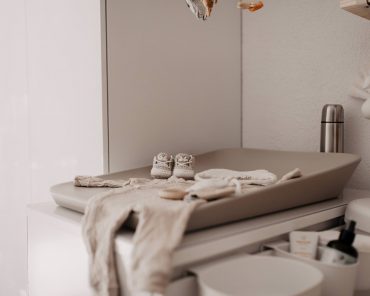 Alles griffbereit: die praktische Einteilung unserer Wickelkommode! Alles griffbereit: die praktische Einteilung unserer Wickelkommode!