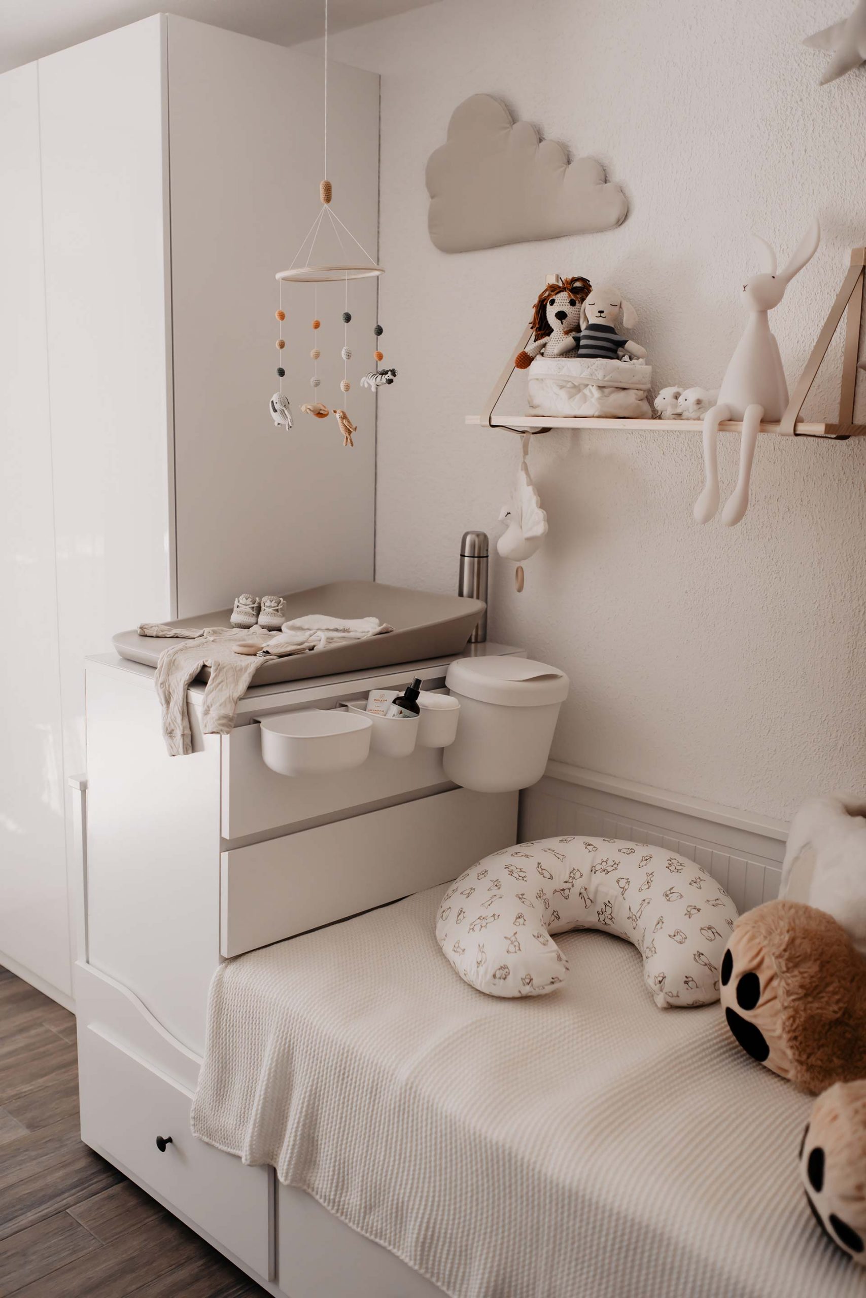 IKEA-Hack fürs Babyzimmer: So haben wir aus Hemnes Tagesbett und Malm Wickelkommode einen individuellen Wickelbereich geschaffen. Mehr am Mamablog www.whoismocca.com