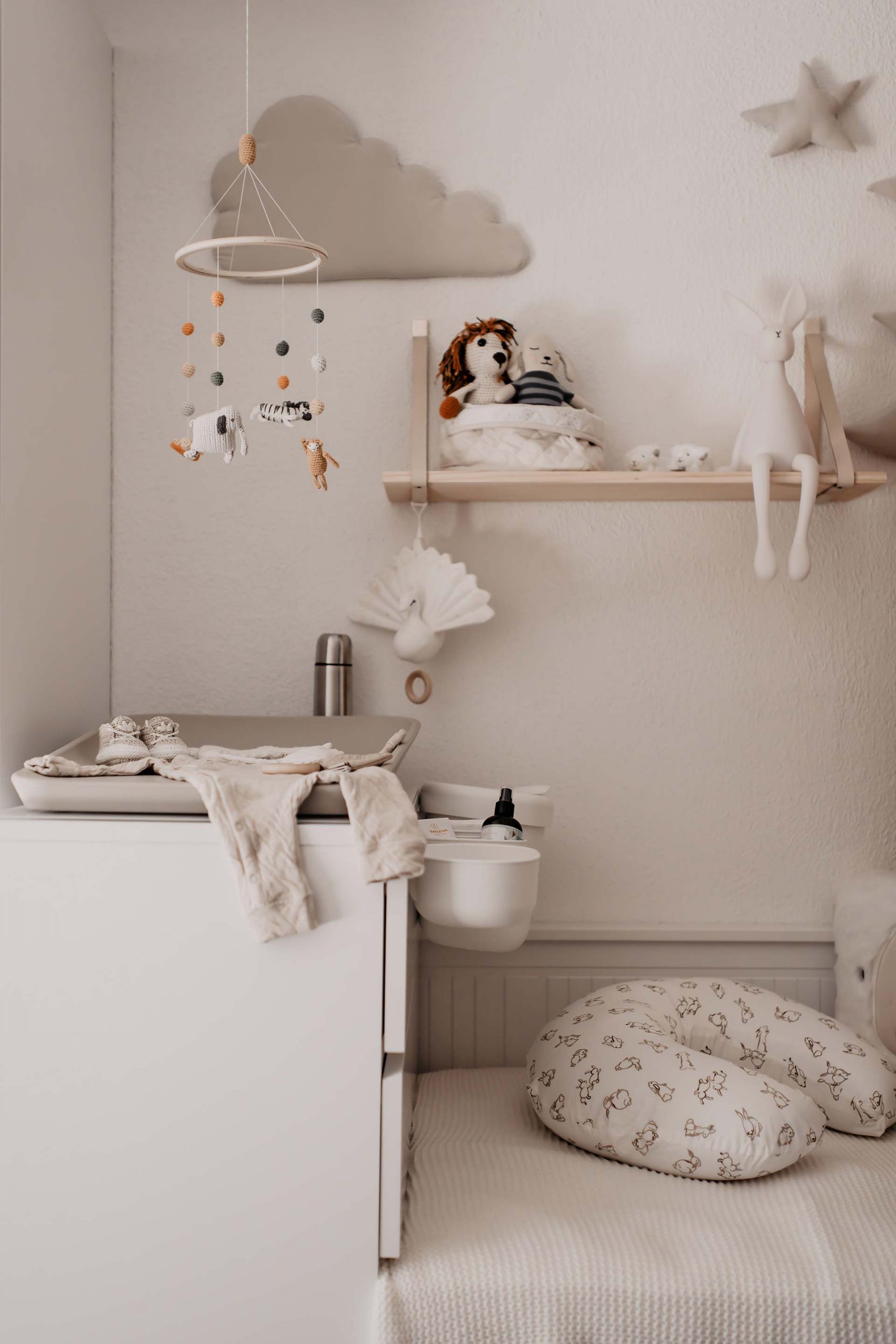 IKEA-Hack fürs Babyzimmer: So haben wir aus Hemnes Tagesbett und Malm Wickelkommode einen individuellen Wickelbereich geschaffen. Mehr am Mamablog www.whoismocca.com