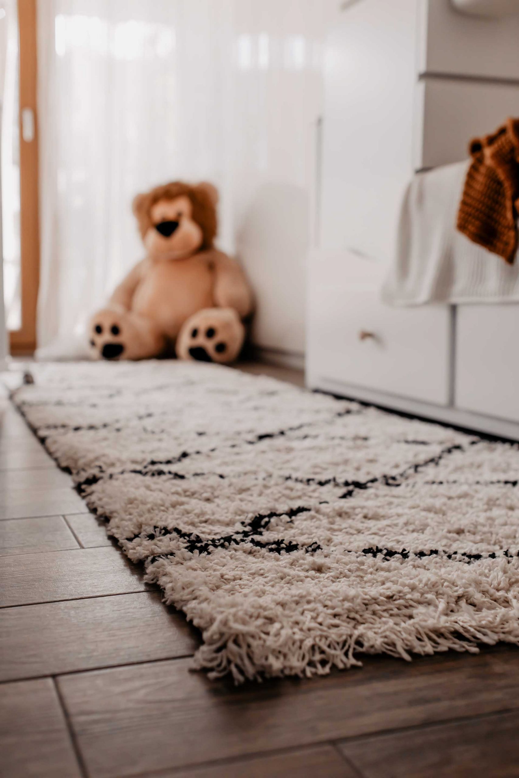 Anzeige. Wir haben lange überlegt, welcher Teppich fürs Kinderzimmer die richtige Wahl ist! In diesem Beitrag am Mamablog zeige ich dir, was der Kinderzimmer-Teppich so alles können muss und warum wir uns genau für diesen entschieden haben. www.whoismocca.com