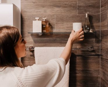 Selbstklebende Badezimmer-Accessoires für ein easy Bad-Upgrade! Selbstklebende Badezimmer-Accessoires für ein easy Bad-Upgrade!