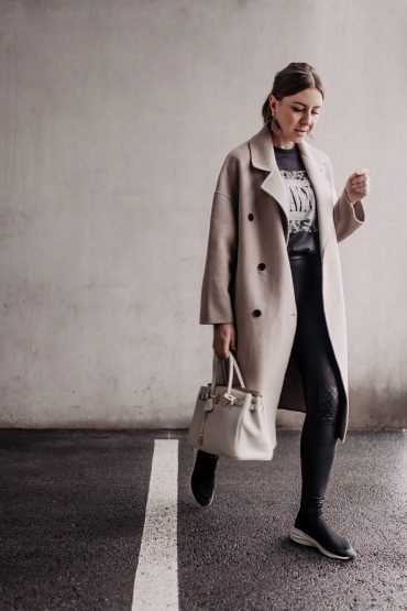 Outfit mit Sock Sneakers, Lederhose und Oversize-Mantel Outfit mit Sock Sneakers, Lederhose und Oversize-Mantel