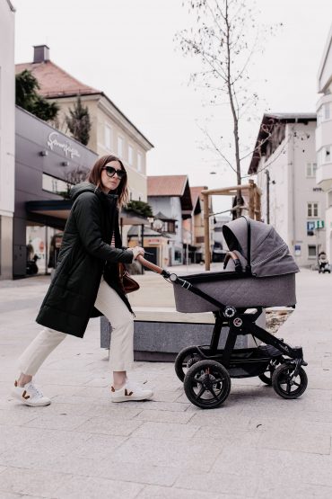 Nachhaltiges Outfit mit Jeans, Streifenshirt und Steppmantel Nachhaltiges Outfit mit Jeans, Streifenshirt und Steppmantel