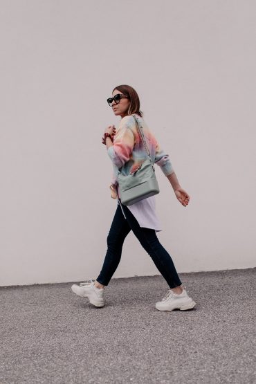 Frühlingsoutfit mit Jeans, Pastell-Cardigan und Sneakers Frühlingsoutfit mit Jeans, Pastell-Cardigan und Sneakers