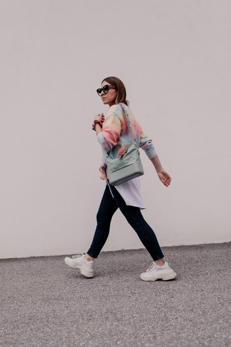 Frühlingsoutfit mit Jeans, Pastell-Cardigan und Sneakers Frühlingsoutfit mit Jeans, Pastell-Cardigan und Sneakers