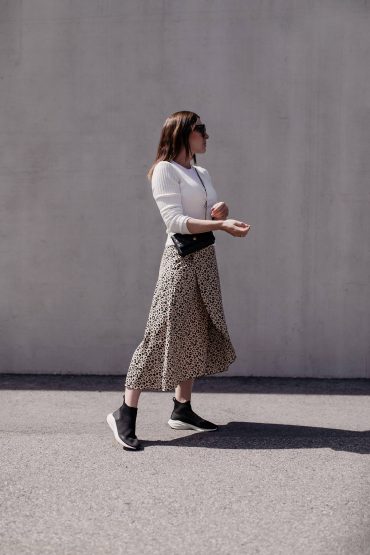 Midirock und Sneakers – ein Power-Duo für schöne Frühlingsoutfits Midirock und Sneakers – ein Power-Duo für schöne Frühlingsoutfits