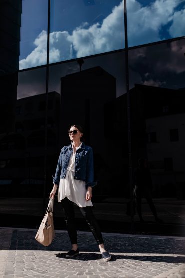 Frühsommer-Outfit mit Jeansjacke, Lederimitat-Hose und Espadrilles Frühsommer-Outfit mit Jeansjacke, Lederimitat-Hose und Espadrilles