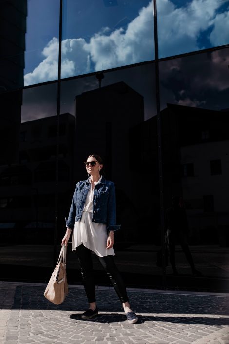 Frühsommer-Outfit mit Jeansjacke, Lederimitat-Hose und Espadrilles Frühsommer-Outfit mit Jeansjacke, Lederimitat-Hose und Espadrilles
