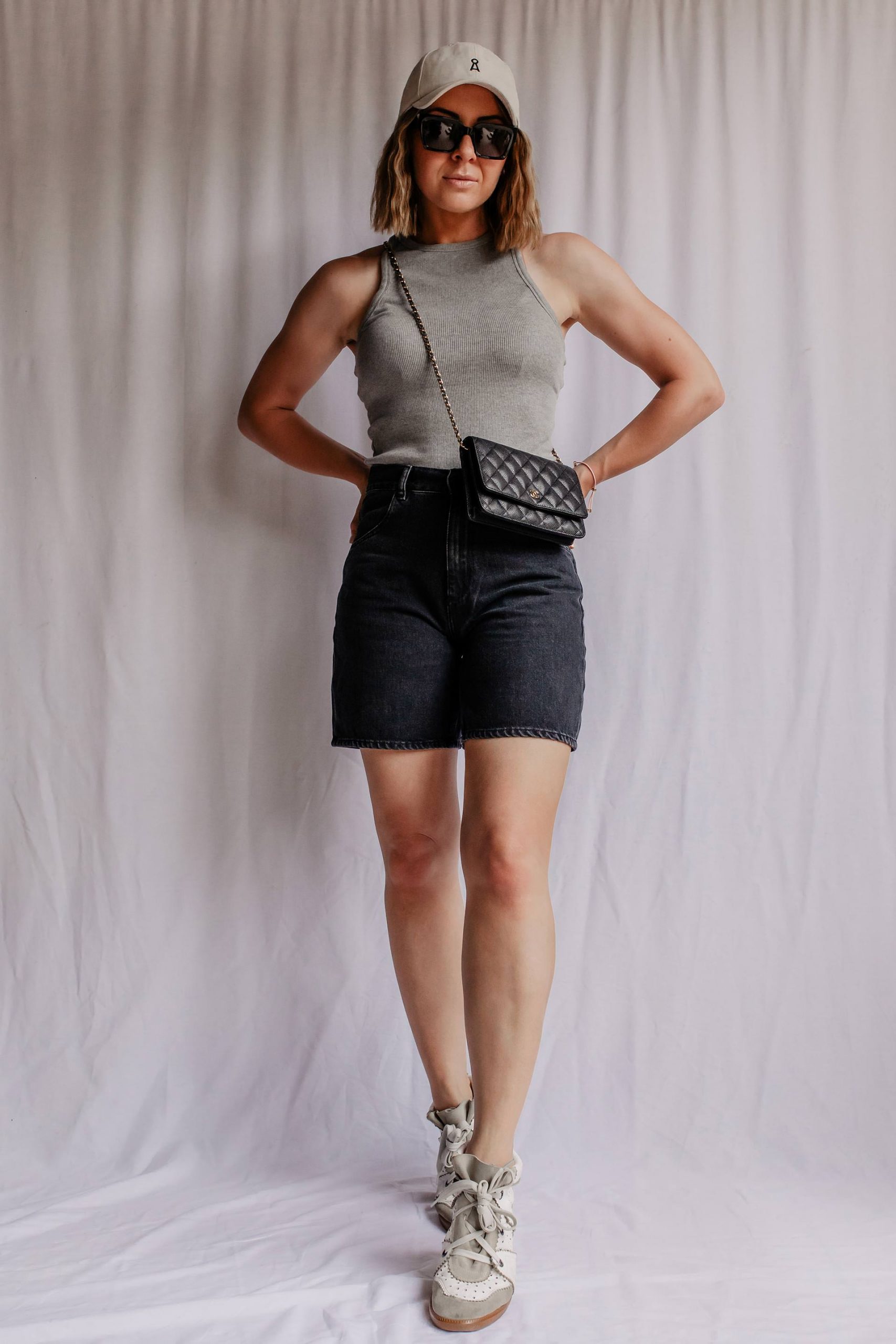 Auf meinem Modeblog zeige ich dir, wie gut und alltagstauglich sich kurze Shorts kombinieren lassen. Vorhang auf für tolle Sommer Outfits! www.whoismocca.com