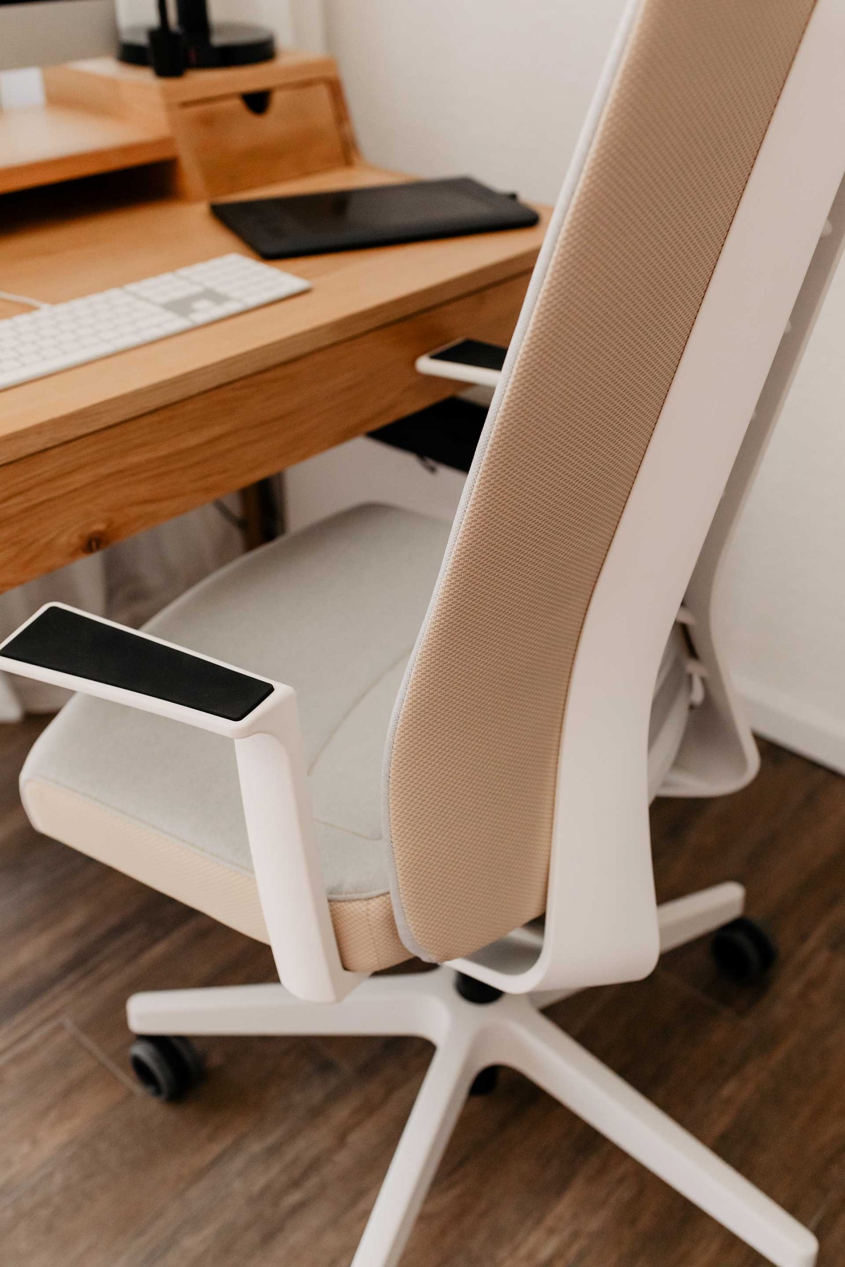 Produktplatzierung. Hast du dir schon mal konkrete Gedanken über deinen Bürostuhl gemacht und überlegt, was ergonomisch Sitzen bedeutet? Am Karriereblog gebe ich dir nützliche Tipps. www.whoismocca.com