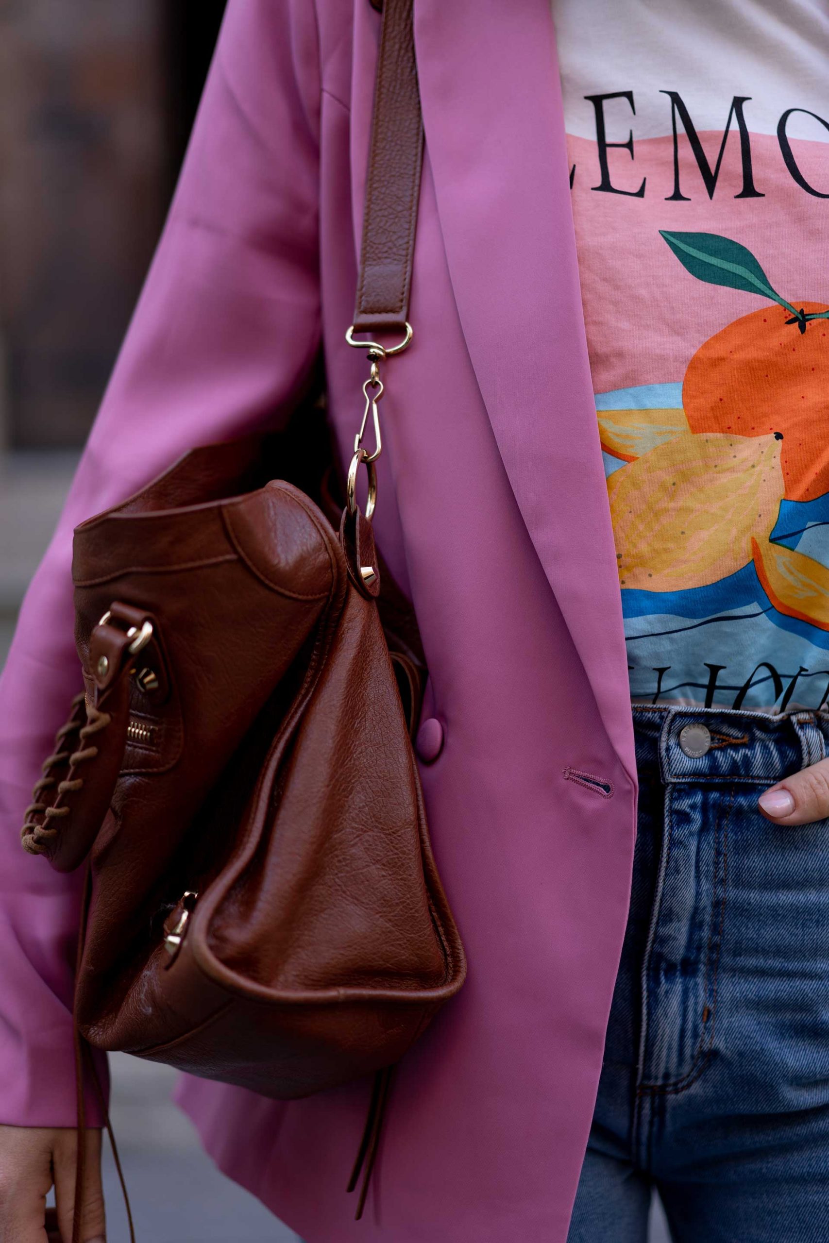 Produktplatzierung. Am Modeblog zeige ich dir ein Herbst Outfit mit Mom Jeans, Blazer und Oversize-Mantel. Alle Teile sind verlinkt, du kannst den Look 1:1 nachshoppen! www.whoismocca.com