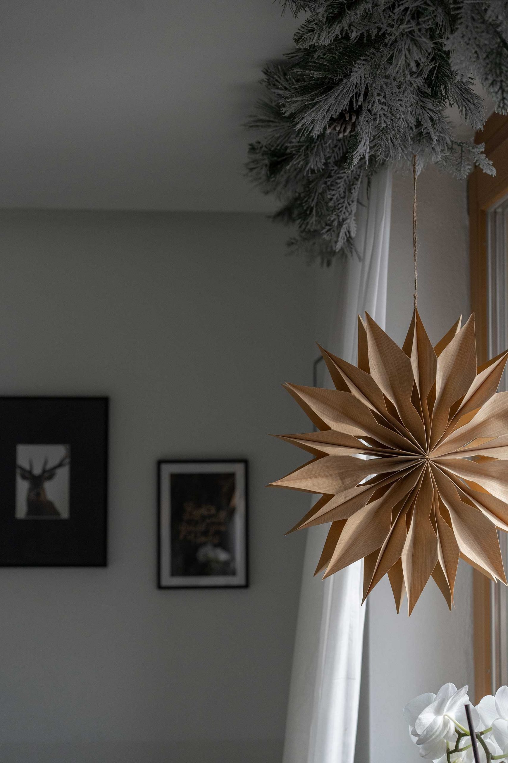 Meine Tipps für schöne und einfache Weihnachtsdeko im Wohnzimmer findest du jetzt am Interior Blog. Vom Christbaumschmuck angefangen bis hin zu Lichthäusern, Textilien und Papiersternen ist alles mit dabei.