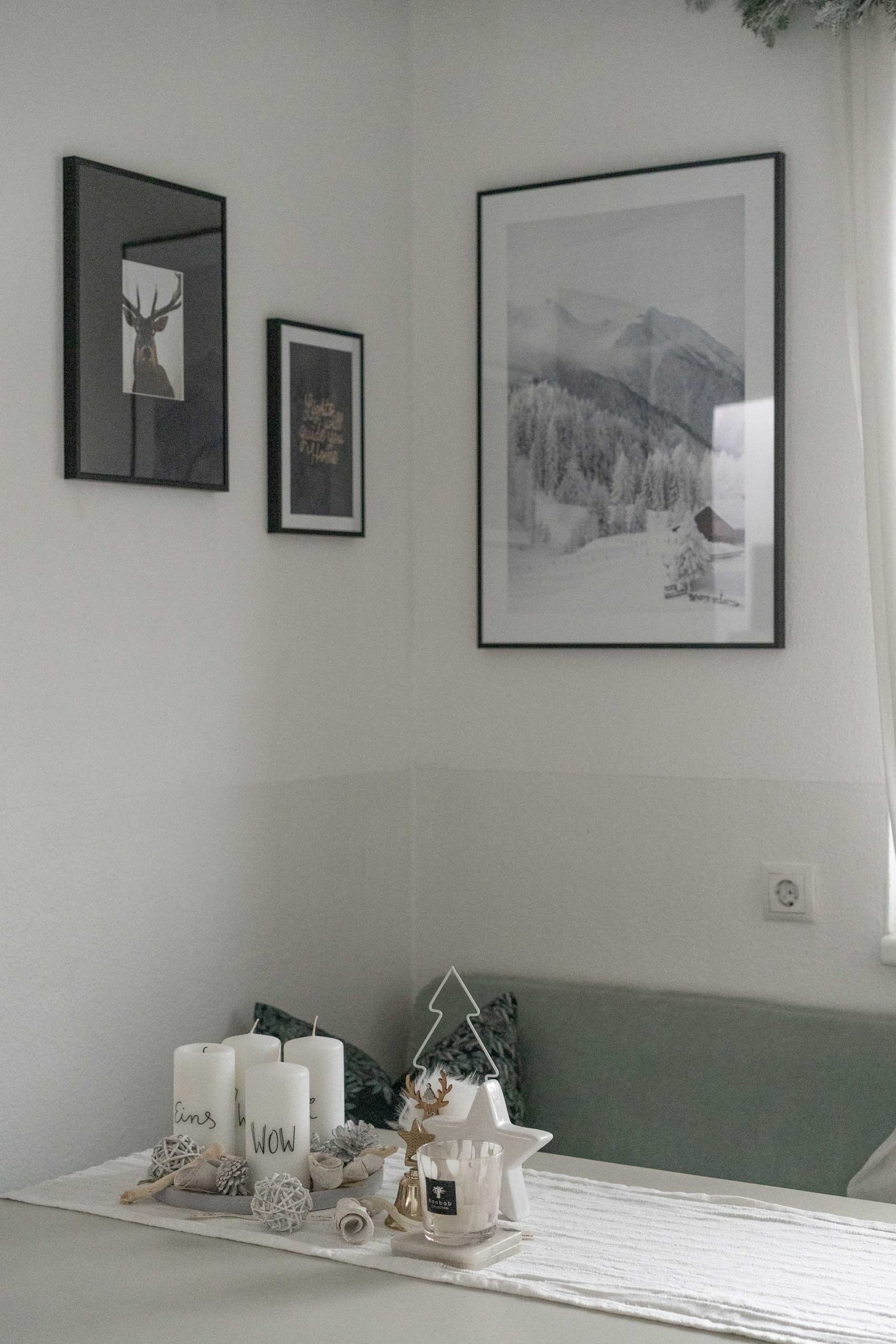 Meine Tipps für schöne und einfache Weihnachtsdeko im Wohnzimmer findest du jetzt am Interior Blog. Vom Christbaumschmuck angefangen bis hin zu Lichthäusern, Textilien und Papiersternen ist alles mit dabei.