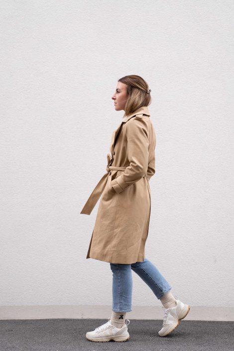 Frühlingsoutfit: nachhaltige Jeans, Sneakers, beiger Trenchcoat Frühlingsoutfit: nachhaltige Jeans, Sneakers, beiger Trenchcoat
