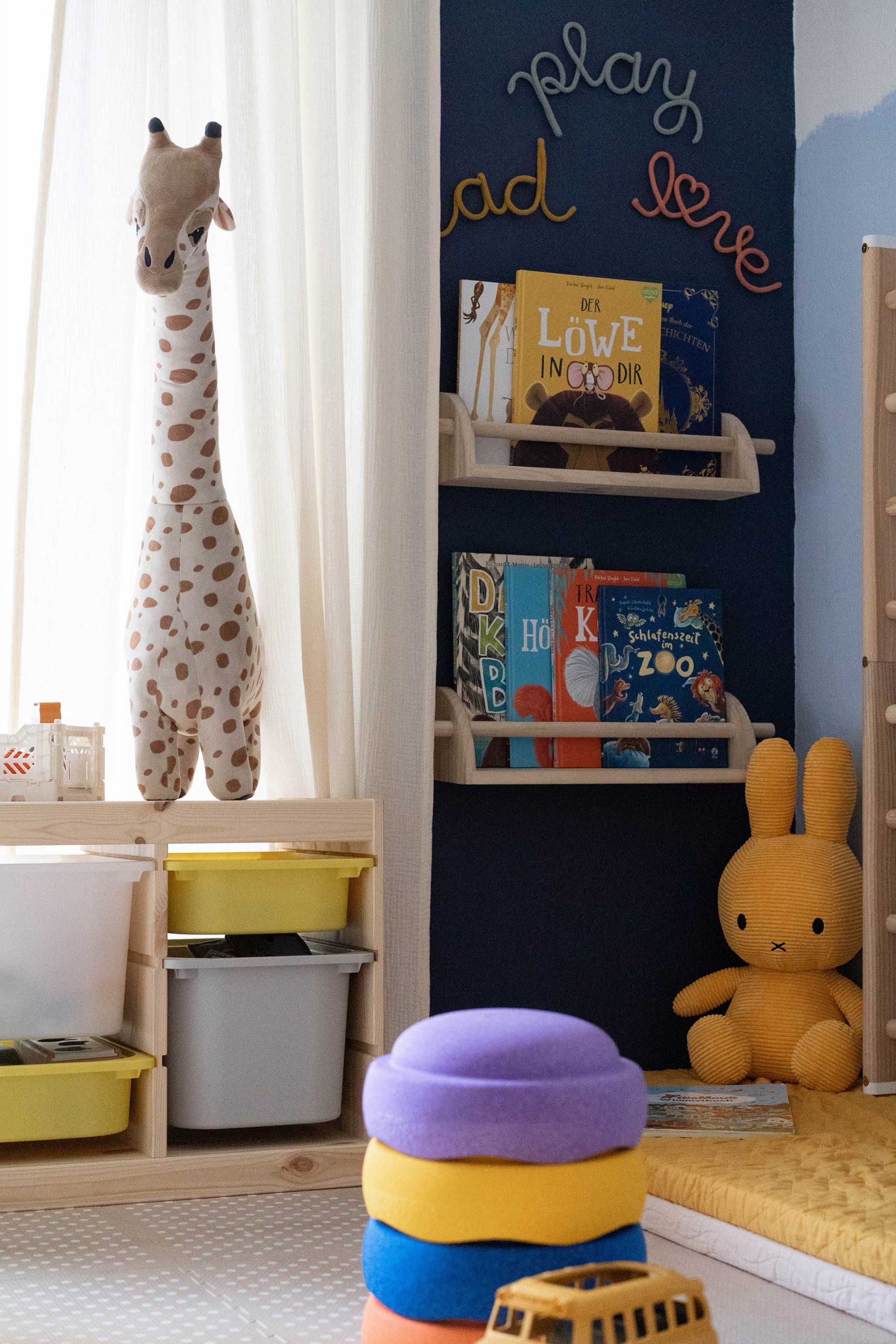 Du möchtest ein schönes Kinderzimmer einrichten? Meine Tipps für Kleinkinder (1-2 Jahre) findest du jetzt am Mamablog www.whoismocca.com
