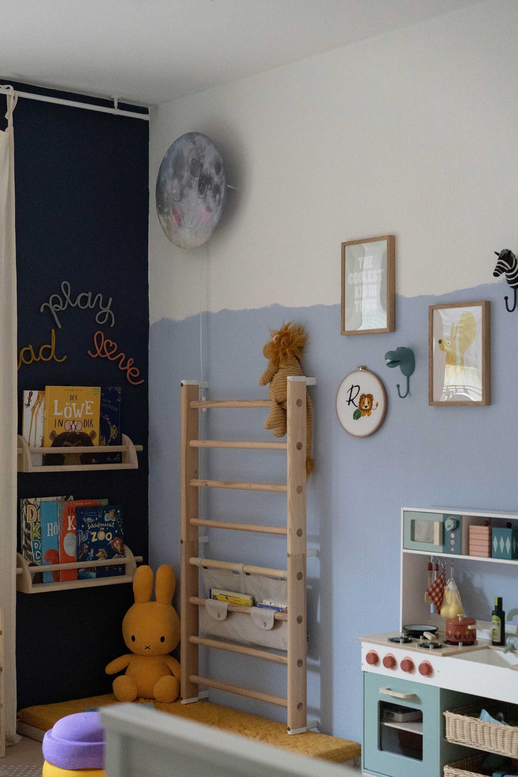 Ein Kinderzimmer gestalten kann eine echte Herausforderung sein. Meine Tipps für ein schönes Kleinkind-Zimmer gibt's am Mamablog www.whoismocca.com