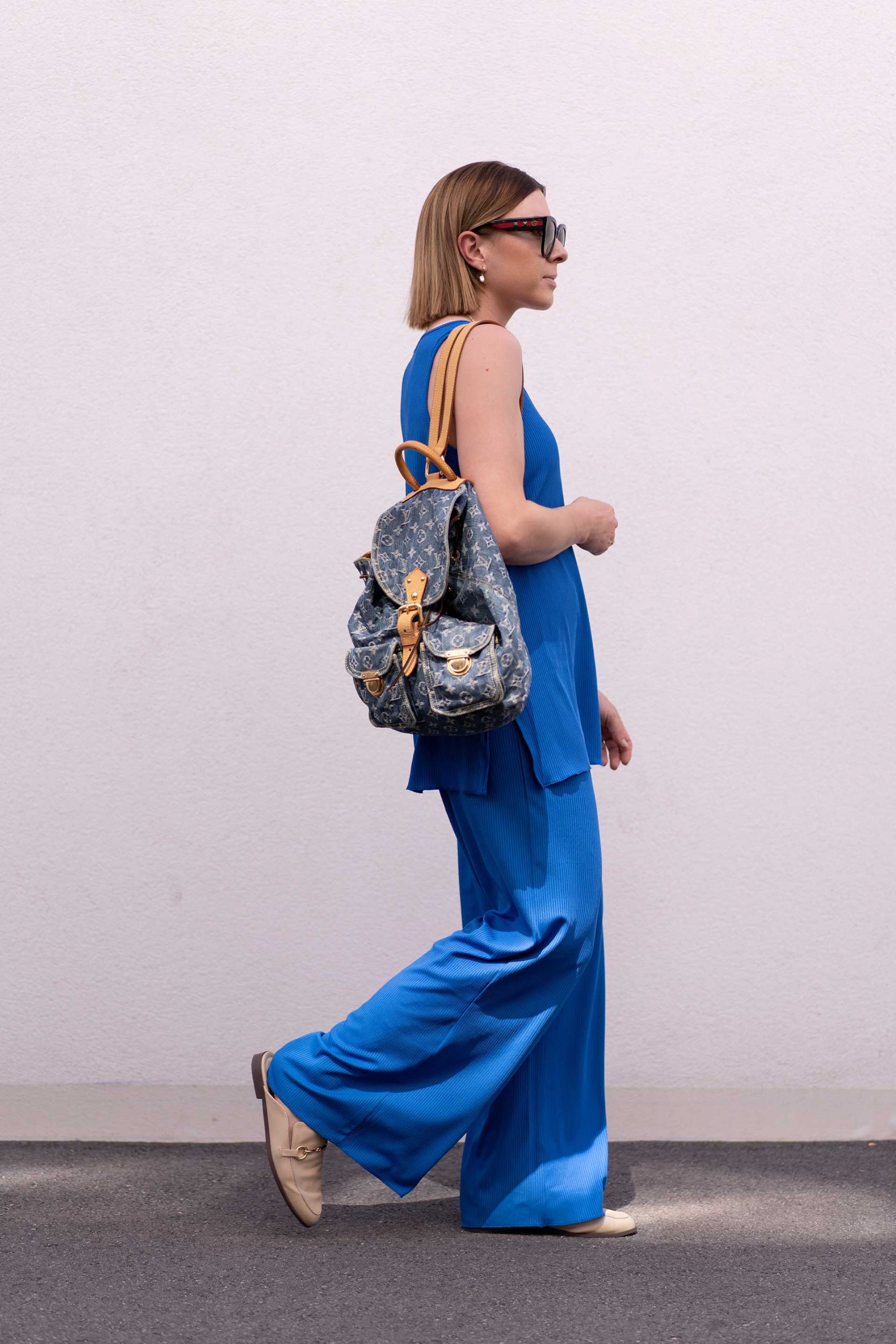 Wie gut man Blau mit Blau kombinieren kann und zu welchen Farben du Blau hervorragend tragen kannst, liest du jetzt am Modeblog. www.whoismocca.com
