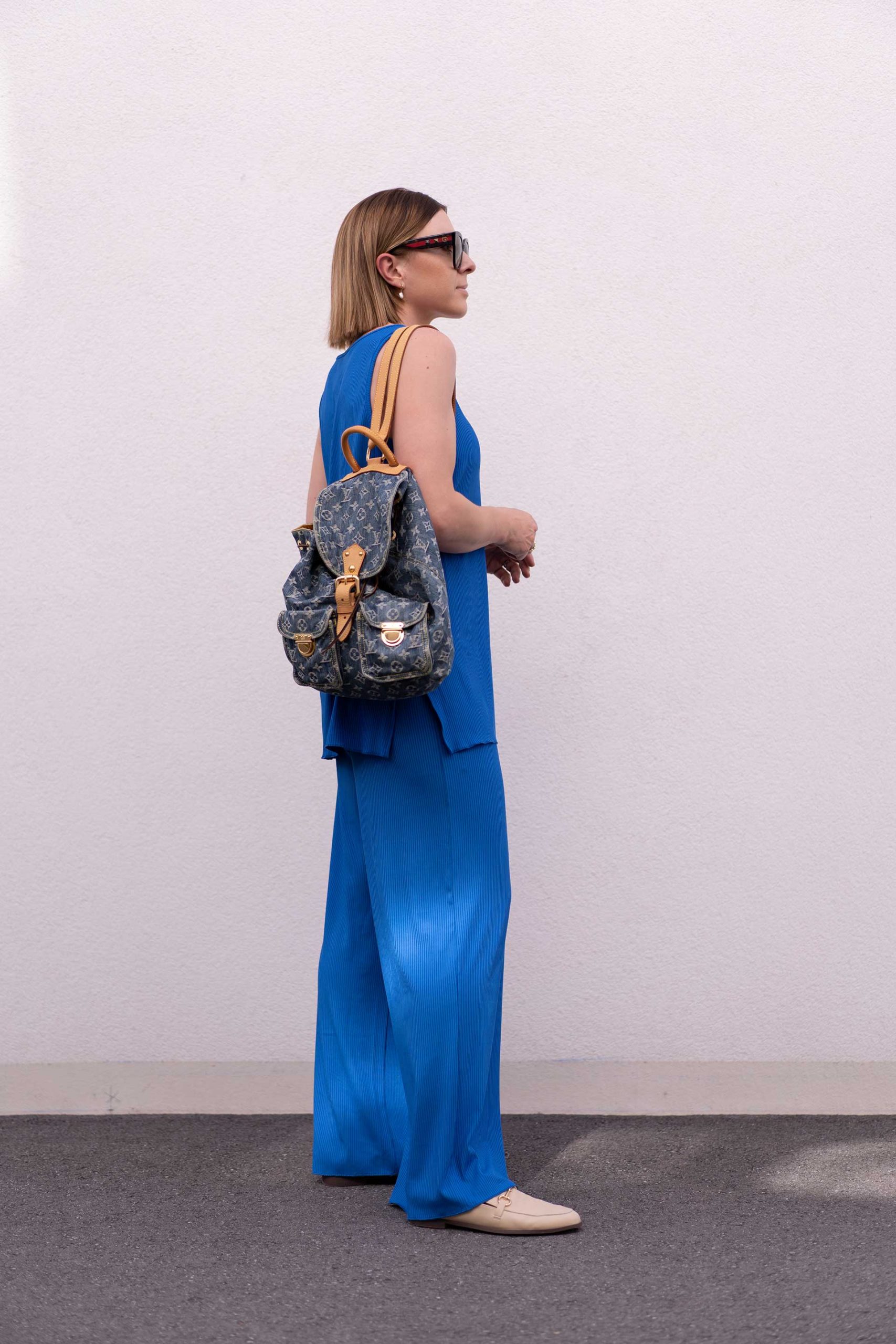 Wie gut man Blau mit Blau kombinieren kann und zu welchen Farben du Blau hervorragend tragen kannst, liest du jetzt am Fashionblog. www.whoismocca.com