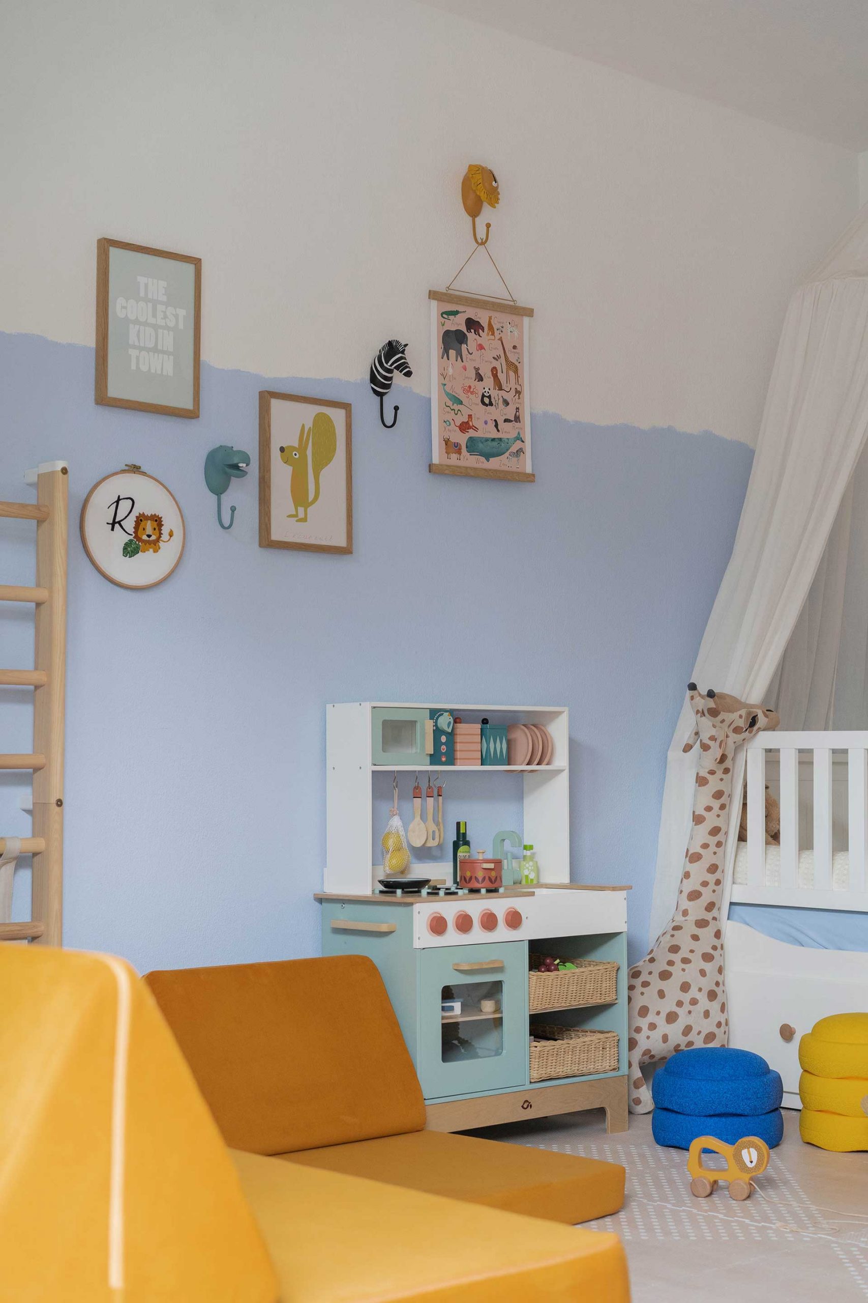 Anzeige. Ein Jungszimmer in Blau, Mintgrün und Gelb mit schöner, einfacher Wandgestaltung. Mehr dazu am Mamablog www.whoismocca.com