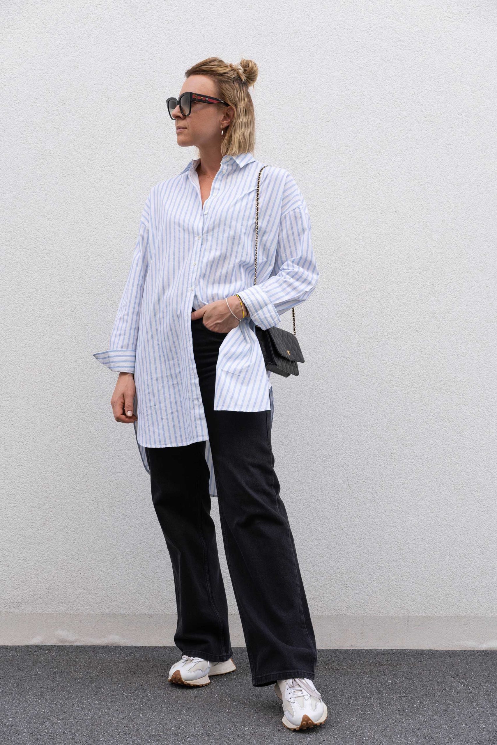 Ein Herbst Outfit mit Wide High Jeans, New Balance 327 Sneakers und oversized Bluse. www.whoismocca.com