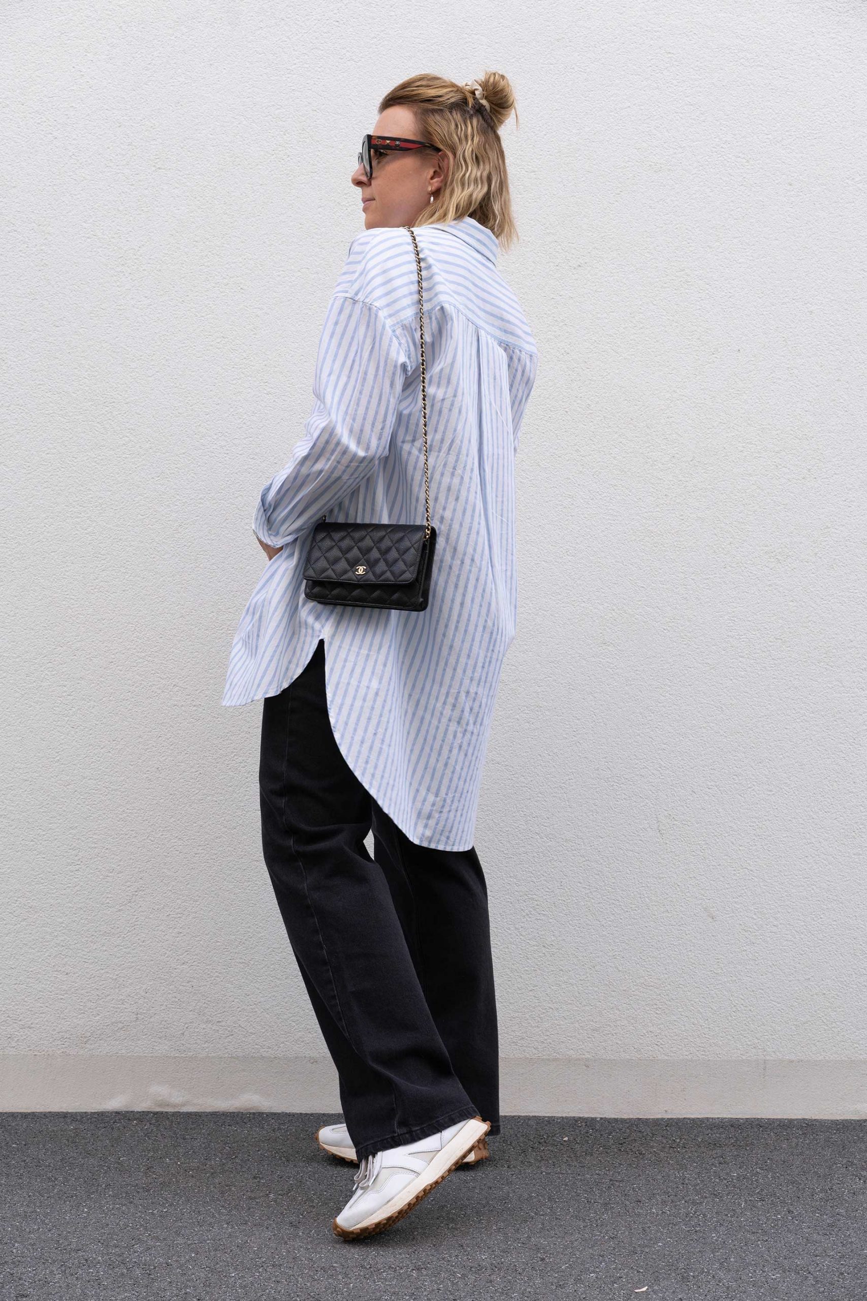 Ein Herbst Outfit mit Wide High Jeans, New Balance 327 Sneakers und oversized Bluse. www.whoismocca.com