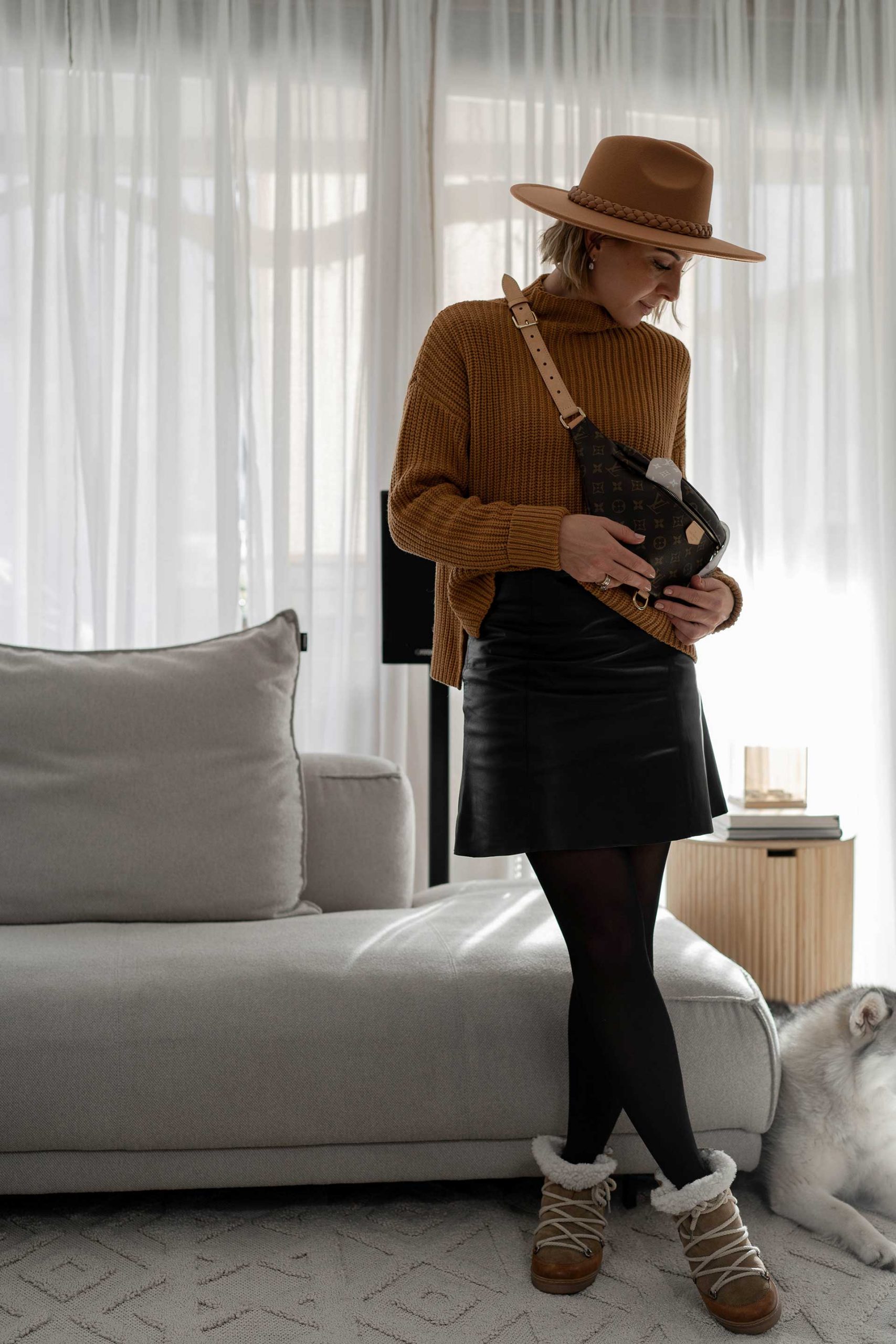 Anzeige. 3 Outfit-Ideen für den Winter mit einem schwarzen Lederrock gibt es jetzt auf meinem Fashionblog. www.whoismocca.com
