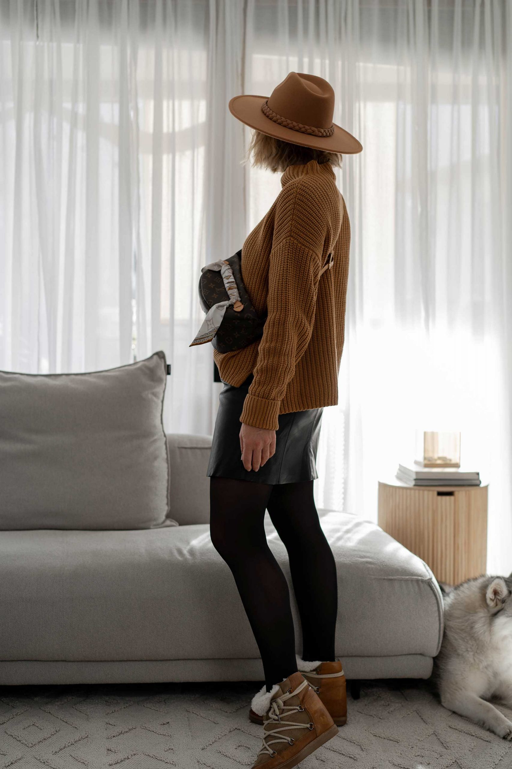 Anzeige. Was ziehe ich morgen an? Wie wäre es mit einem Outfit mit schwarzem Lederrock? Ich zeige dir 3 Outfit-Ideen und gebe dir 8 generelle Styling-Tipps am Modeblog whoismocca.com