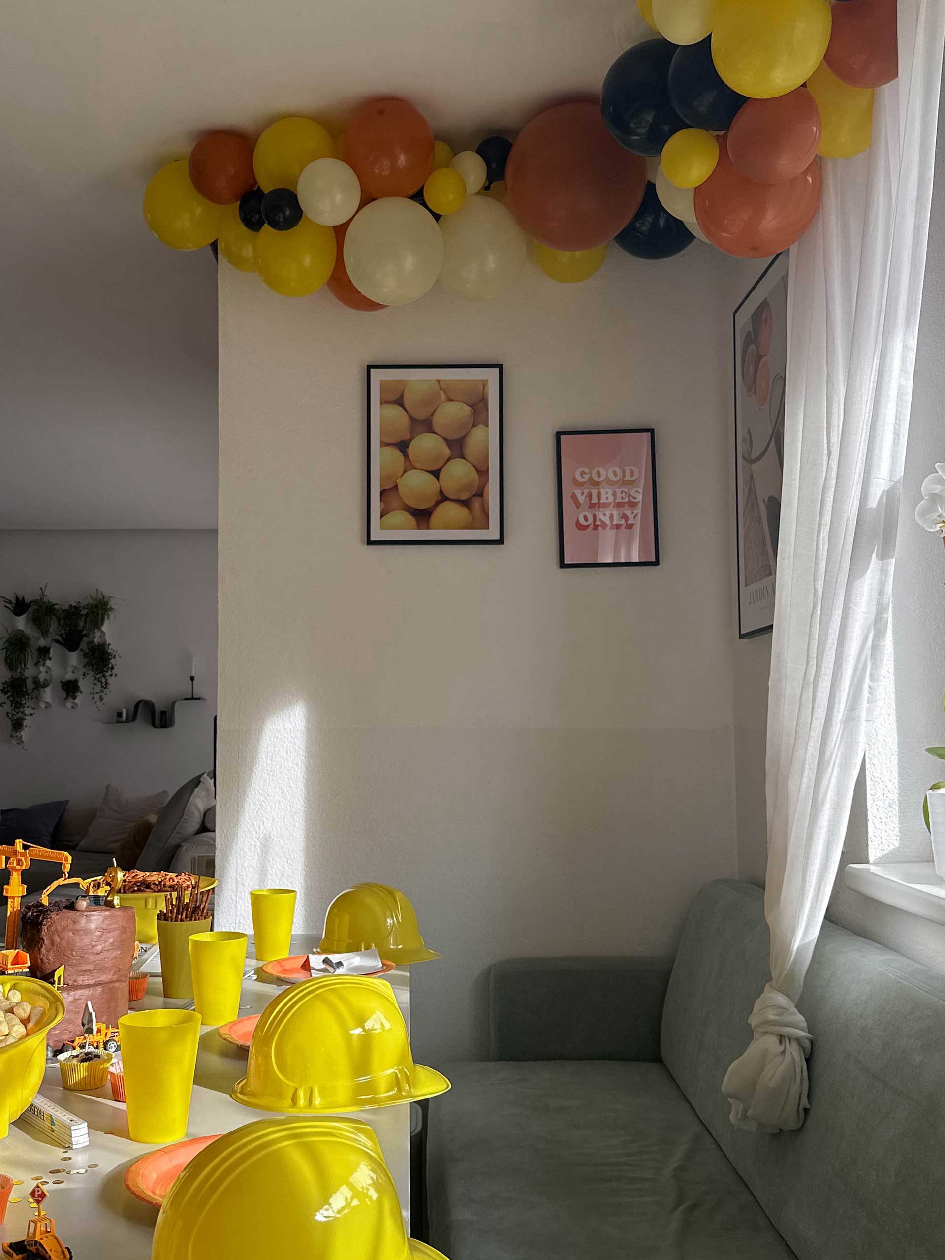 Baufahrzeuge, Absperrband, Luftballon-Girlanden – so war die Baustellen-Party meines Sohnes zum 2. Geburtstag. www.whoismocca.com