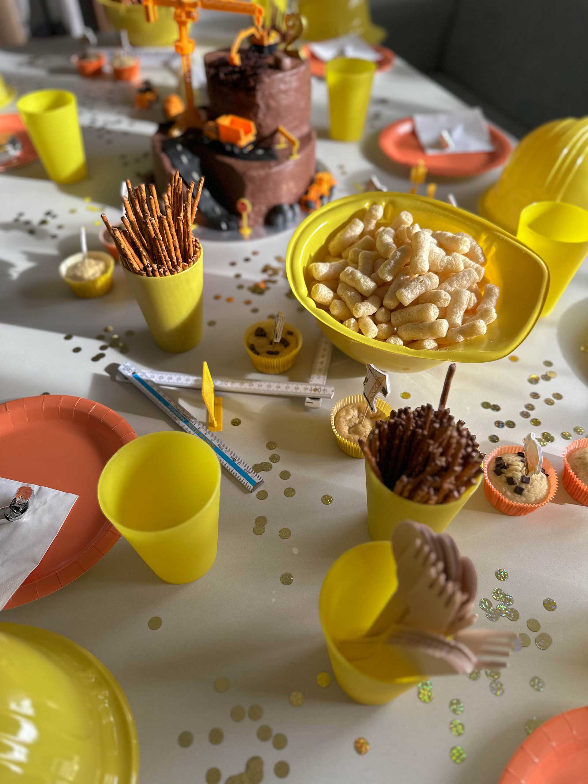 Wenn es um das Essen auf einer Baustellenparty geht, kann man es einfach, aber kreativ halten! Mehr zur Kindergeburtstagsfeier liest du am Mamablog.