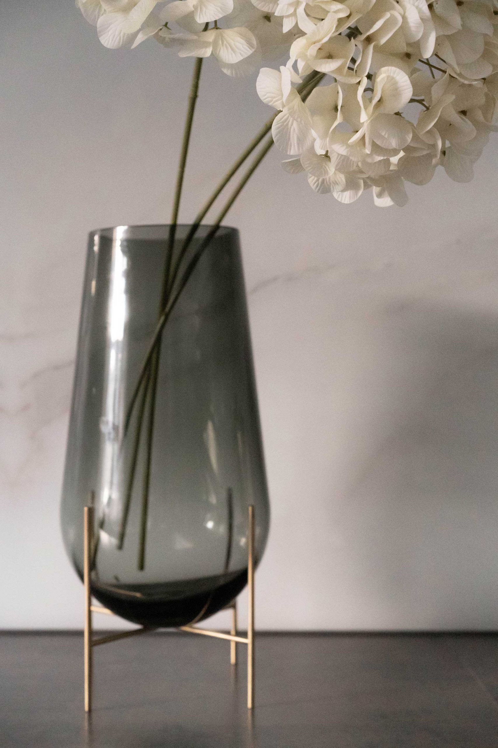 Meine Vasen Dekorationstipps gibt es jetzt am Interiorblog. Ein Leitfaden mit Tipps und Ideen, wie man Vasen zu Hause am besten dekoriert - perfekt, um jedem Raum einen Hauch von Persönlichkeit zu verleihen! www.whoismocca.com