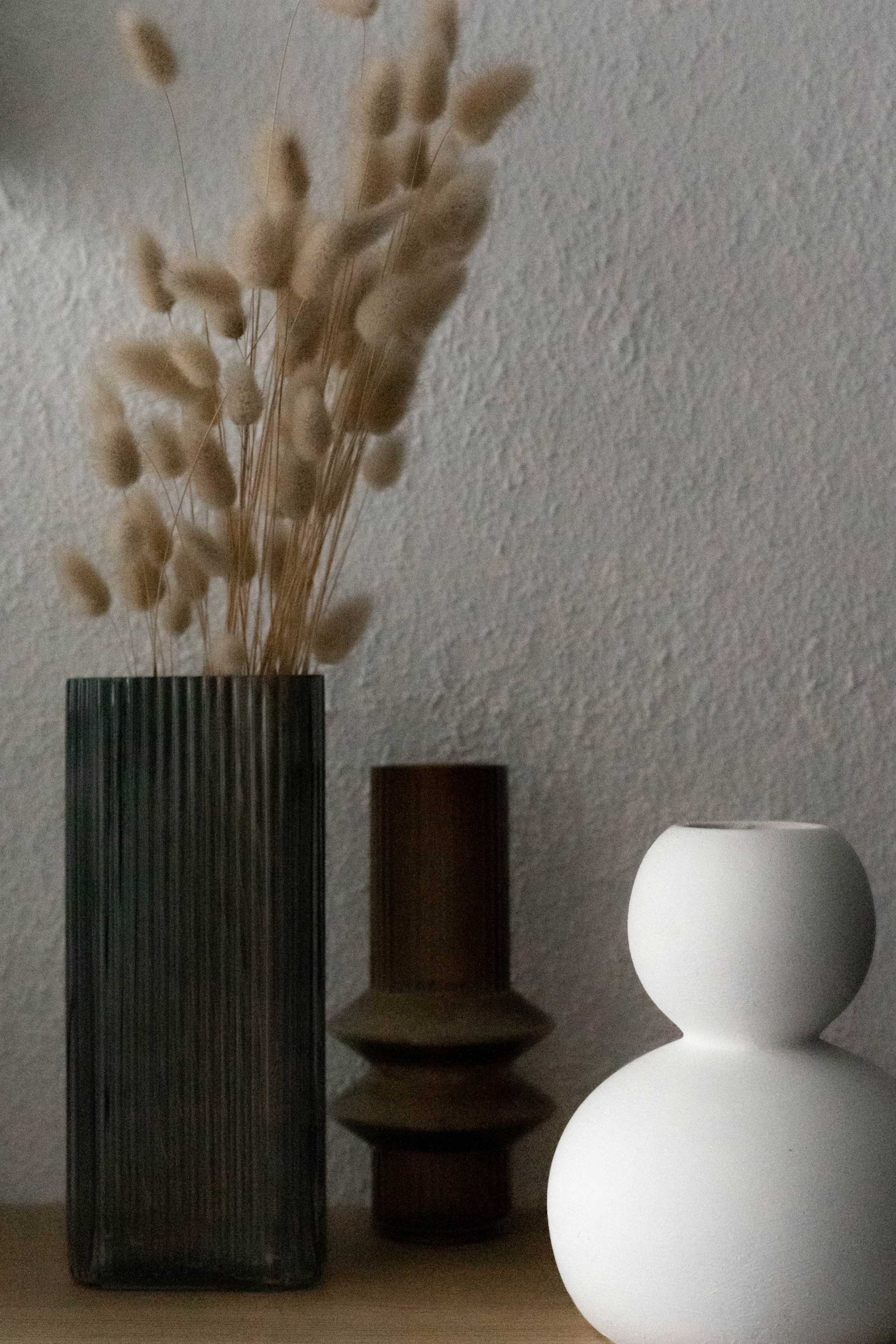 In diesem Artikel geht es darum, wie du Vasen zu Hause am besten dekorierst. Es ist wichtig, dass deine Vasen gut dekoriert sind, denn sie können ein Statement für deinen Wohnraum sein.