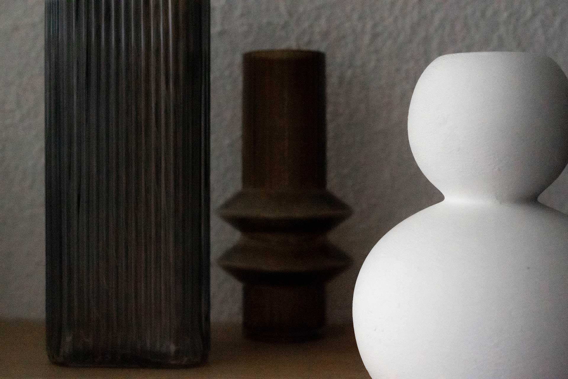 Mit diesen einfachen, aber effektiven Tipps kannst du Vasen dekorieren, um deinem Zuhause eine elegante Atmosphäre zu verleihen. Es gibt viele Möglichkeiten, mit denen du noch heute beginnen kannst!