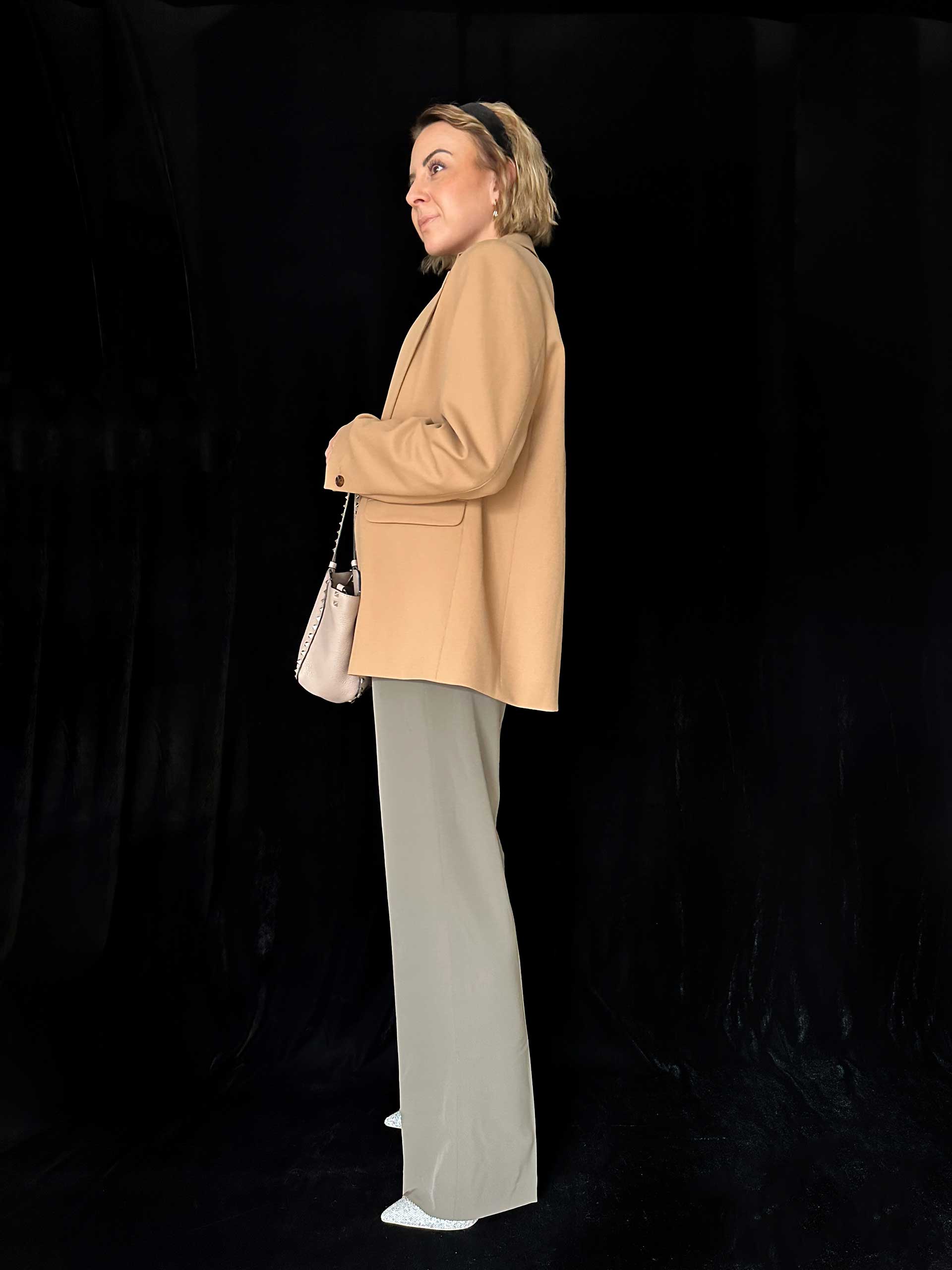 3 Business Casual Outfits fürs Büro gibt es jetzt am Modeblog. Ich erkläre dir den bequemen Dresscode und gebe dir Styling-Tipps für ein professionelles Auftreten im Job! www.whoismocca.com