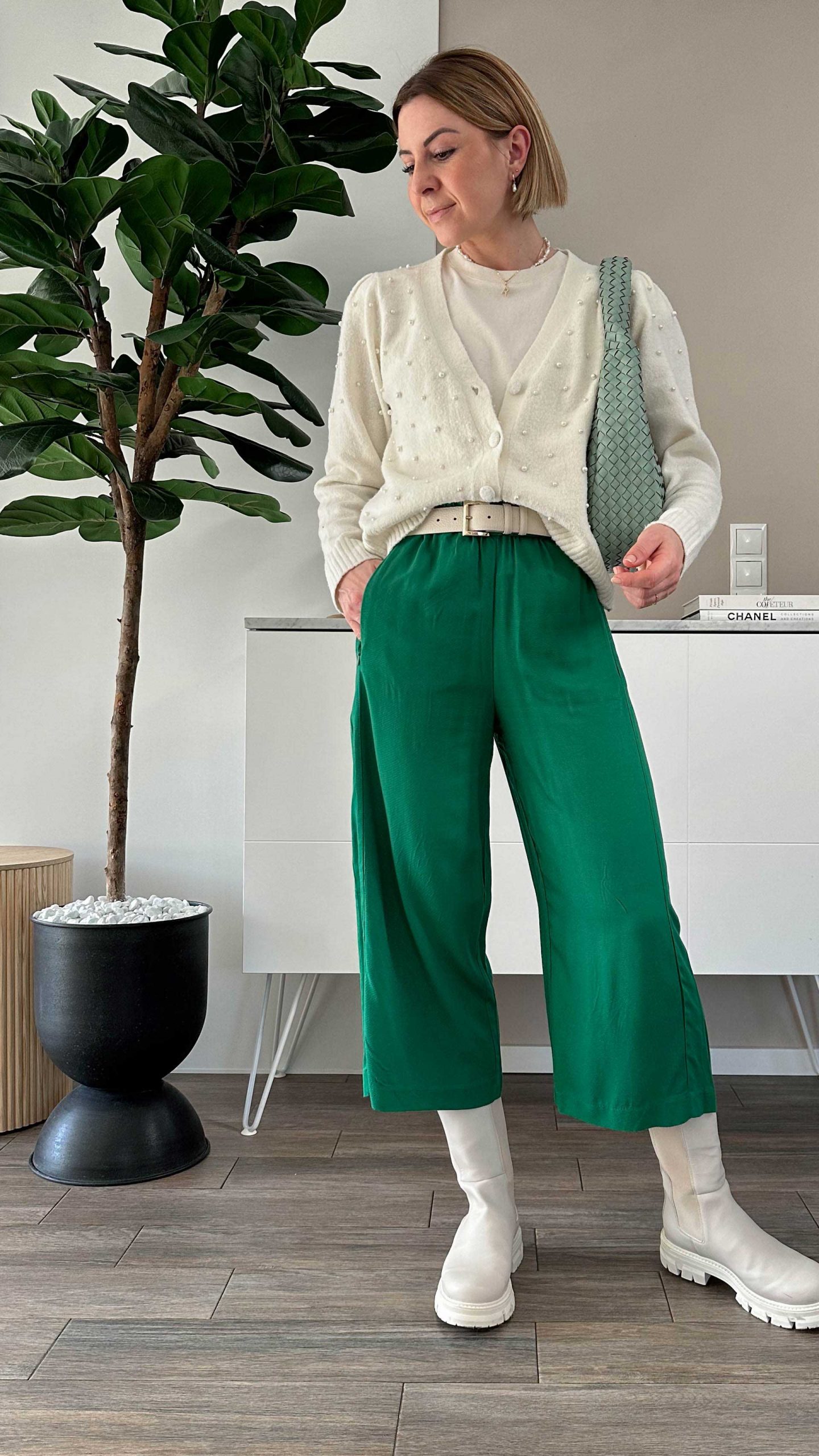 Grüne Culotte kombinieren mit neutralen Farben und Biker Boots. Am Fashionblog zeige ich dir 6 Outfit-Ideen für den Frühling. www.whoismocca.com