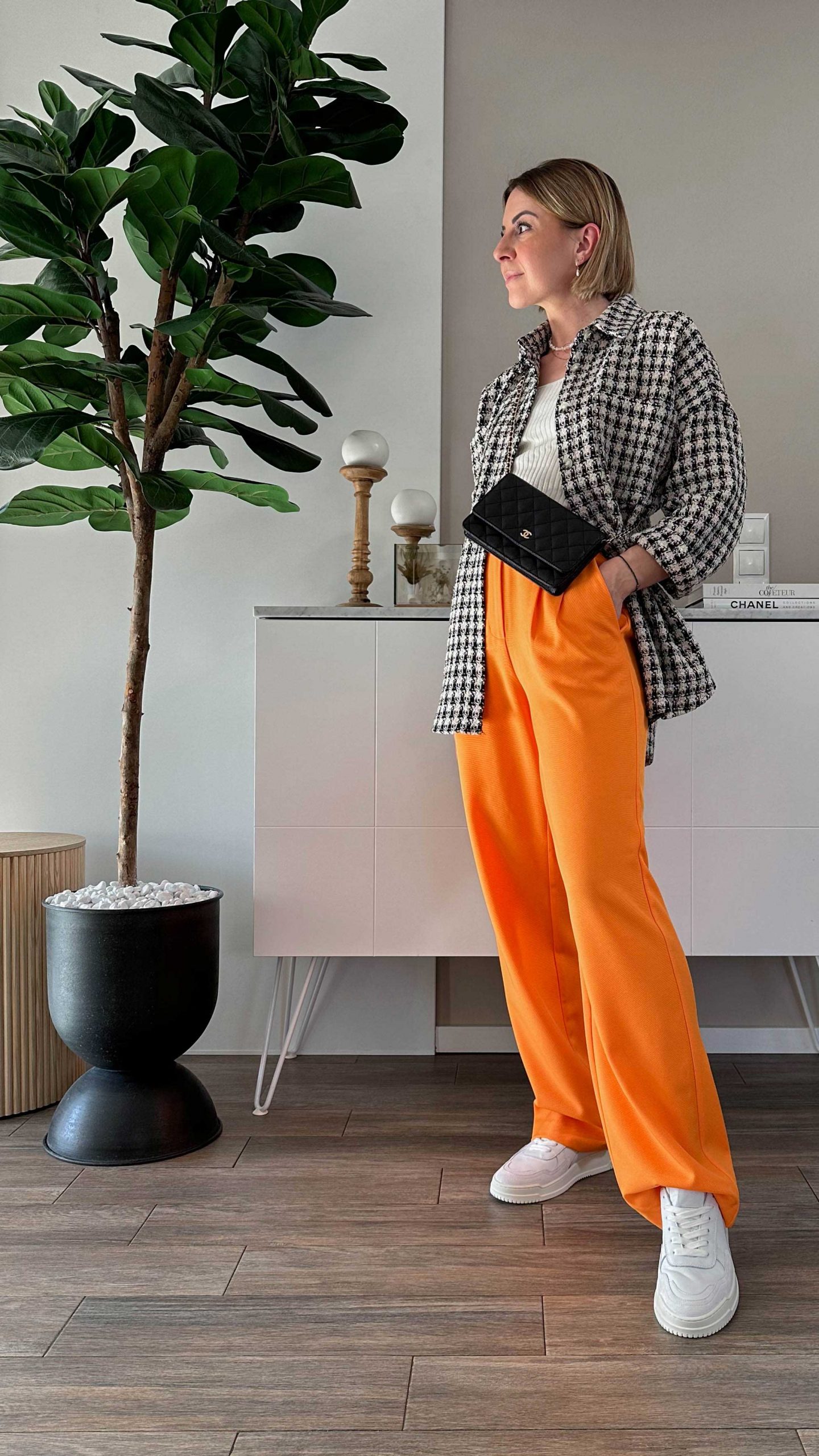 Basic-Casual Frühlingsoutfit mit oranger Palazzohose, weißen Copenhagen Sneakers und Jacke in Tweed-Optik. Mehr Frühlingstrends auf whoismocca.com