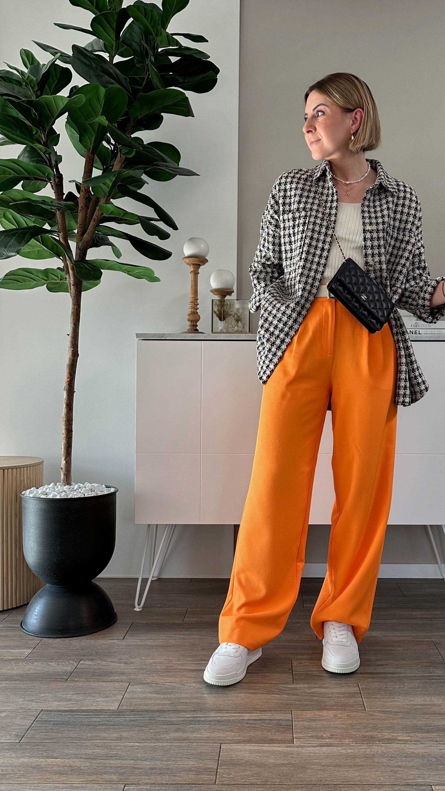 Basic-Casual Frühlingsoutfit mit oranger Palazzohose, weißen Copenhagen Sneakers und Jacke in Tweed-Optik. Mehr Frühlingstrends auf whoismocca.com