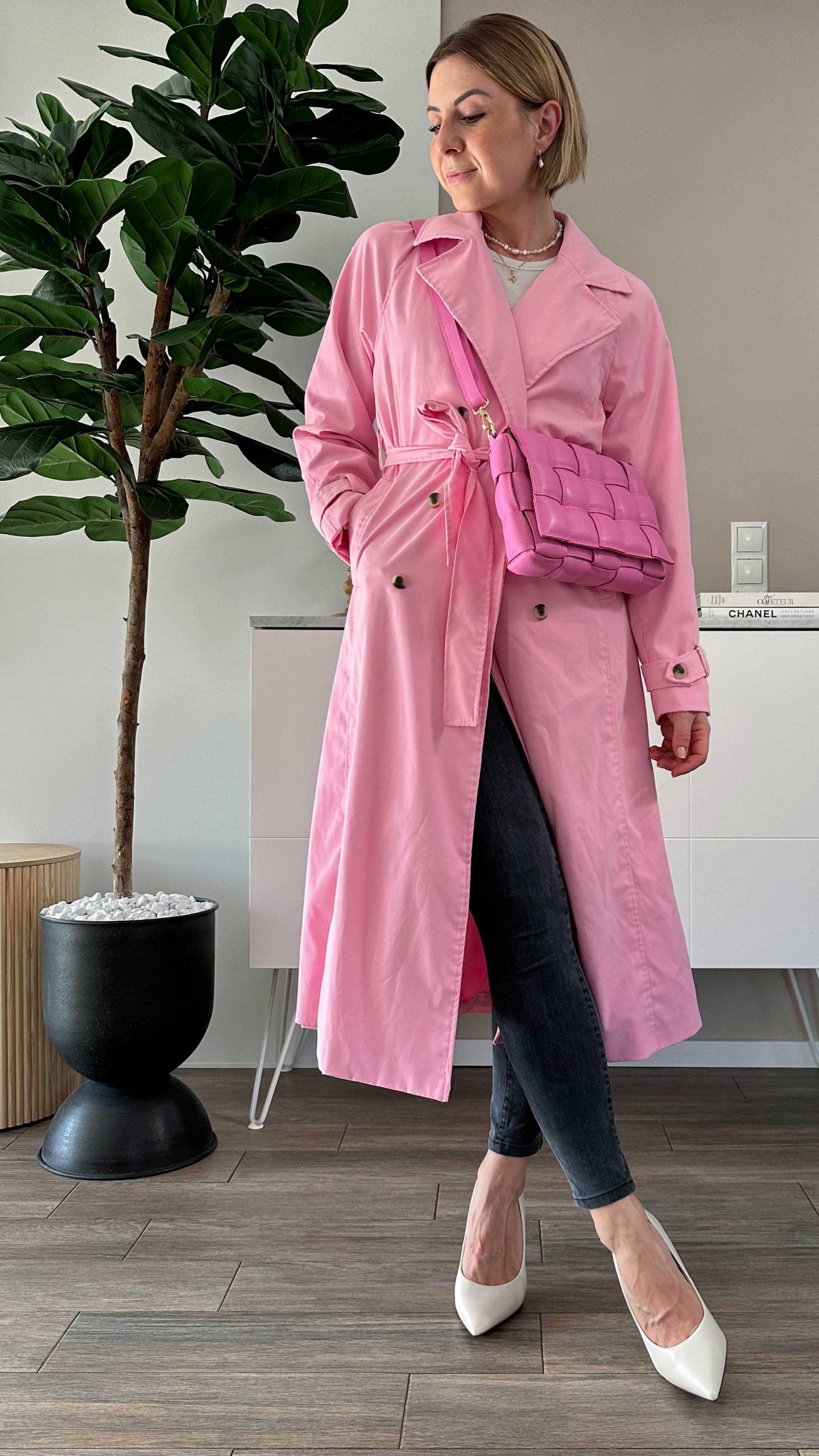 Einen rosa Trenchcoat kombinieren? Ich zeige dir dieses Frühlingsoutfit am Modeblog und stelle dir die Modetrends für das Frühjahr vor. www.whoismocca.com
