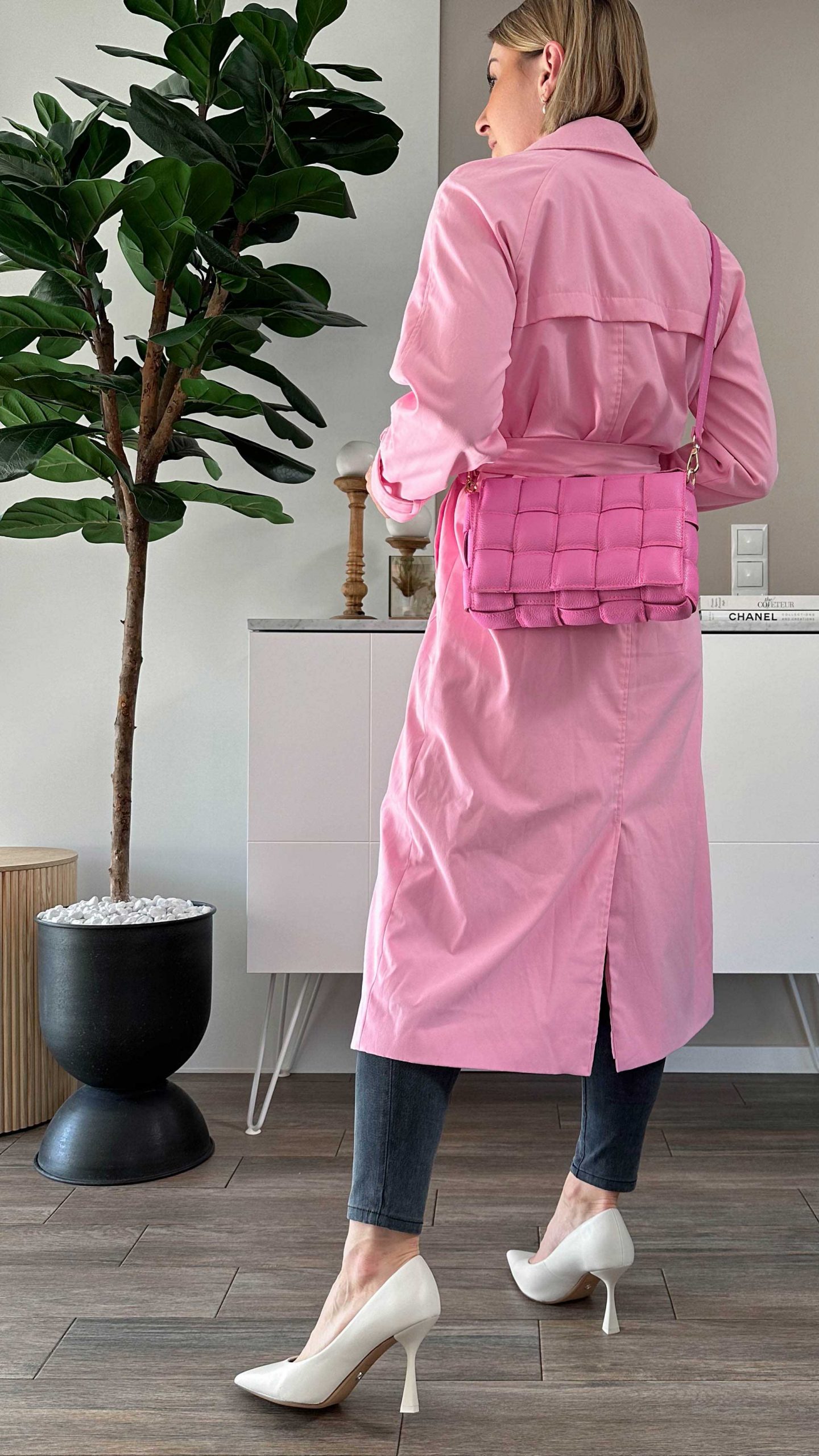 Einen rosa Trenchcoat kombinieren? Ich zeige dir dieses Frühlingsoutfit am Modeblog und stelle dir die Modetrends für das Frühjahr vor. www.whoismocca.com