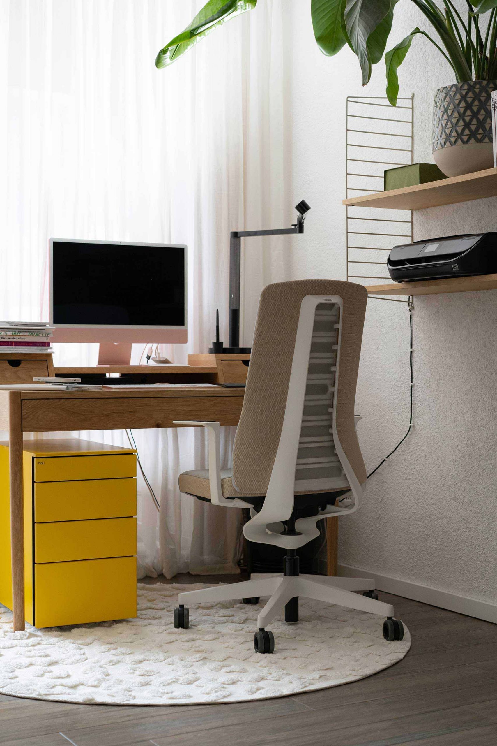 Anzeige. Frische Farbakzente im Home-Office sorgen für eine schöne Atmosphäre am Arbeitsplatz – hol dir den Look mit dem gelben Rollcontainer direkt nach Hause!