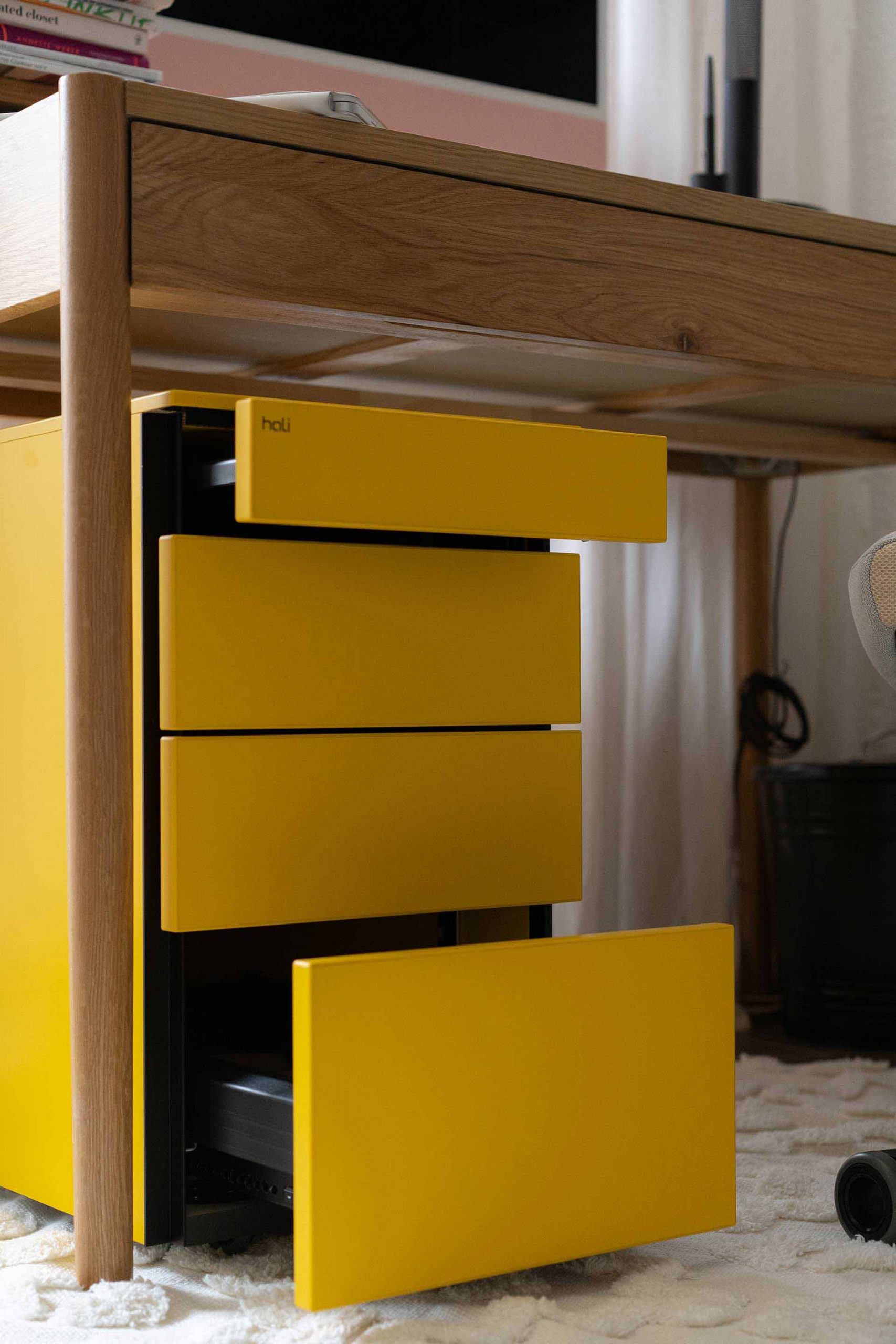 Anzeige. Gestalte deinen Arbeitsplatz zu Hause mit einem stylischen gelben Rollcontainer von Hali.at und organisiere deinen Schreibtisch in Windeseile.