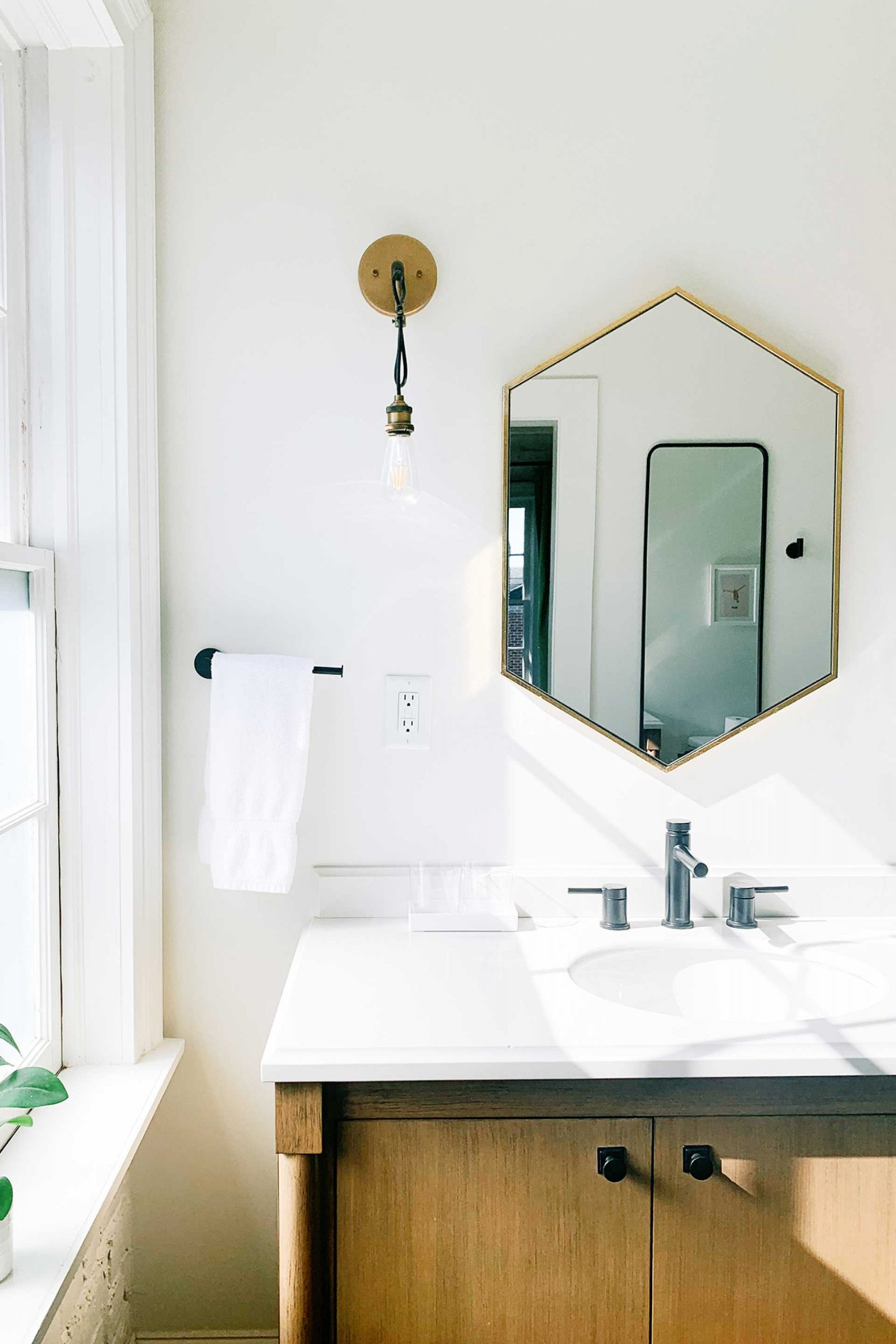 Entdecke die besten Badezimmer-Organizer und schaffe Ordnung im Bad. Nutze kreative Aufbewahrungsideen und Ordnungssysteme für ein aufgeräumtes Badezimmer.