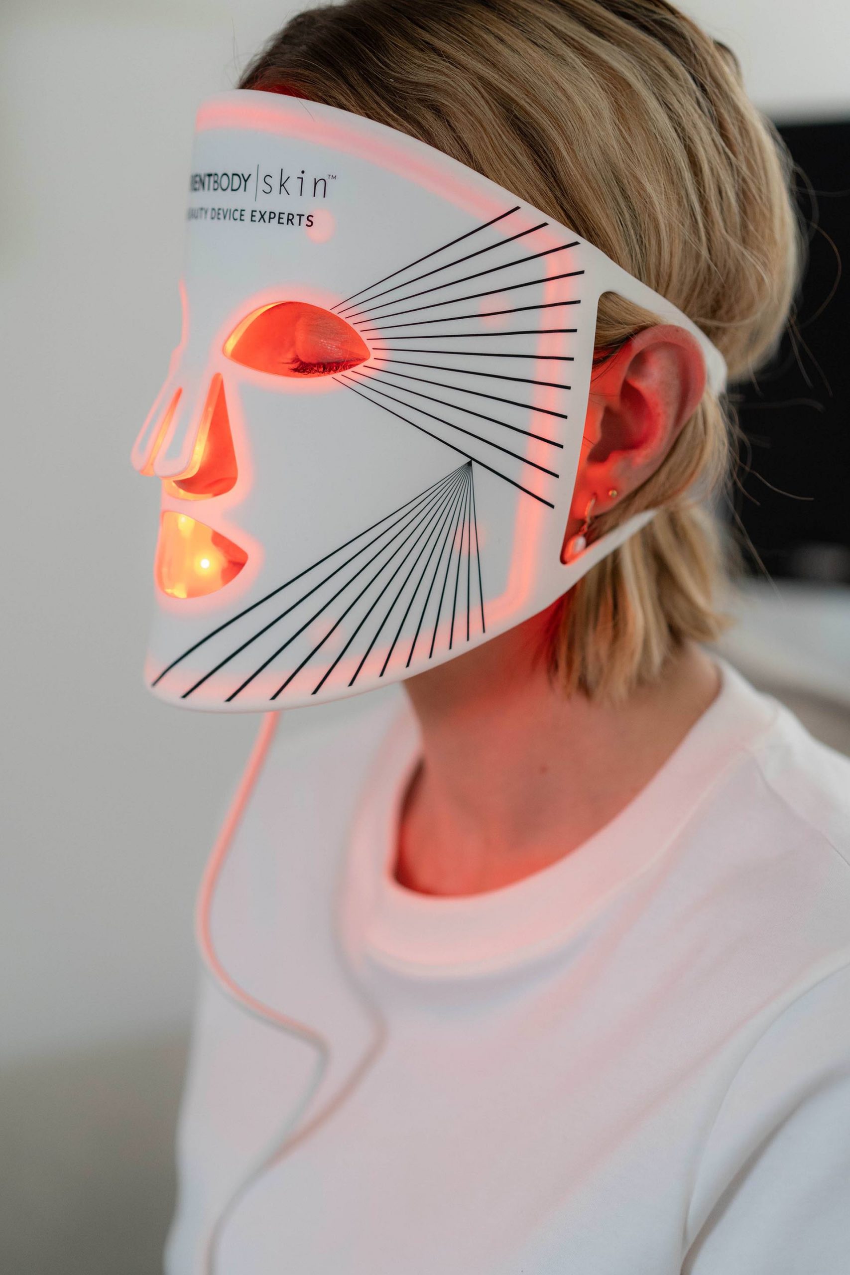 Anzeige. Auf der Suche nach einer Lösung für Rötungen im Gesicht? Probier die CurrentBody LED-Maske aus. Sie nutzt Lichttherapie, um die Haut zu beruhigen und den Hautton auszugleichen.